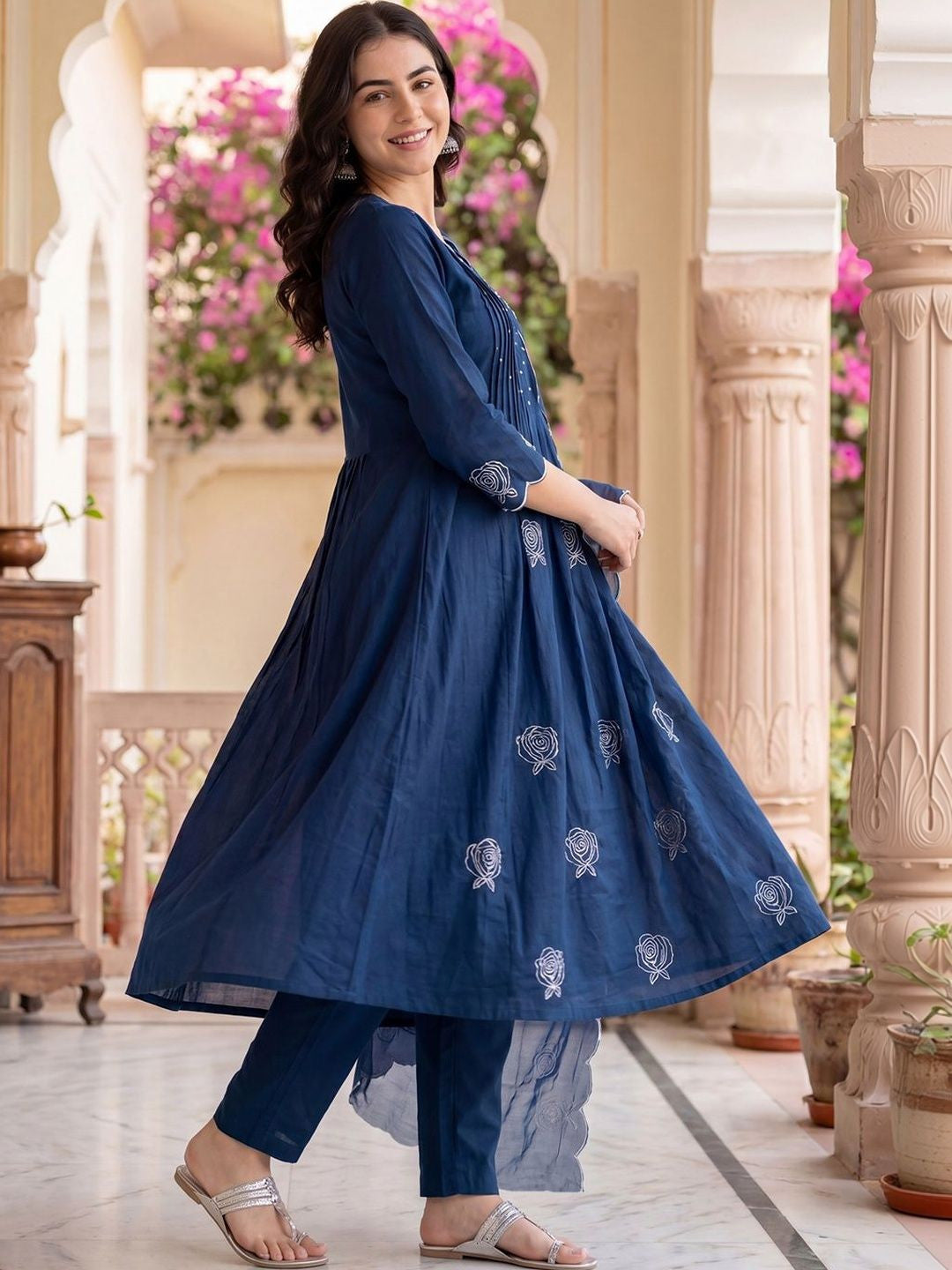 Women Floral Embroidered Regular Thread Work Kurta with Trousers & With Dupatta