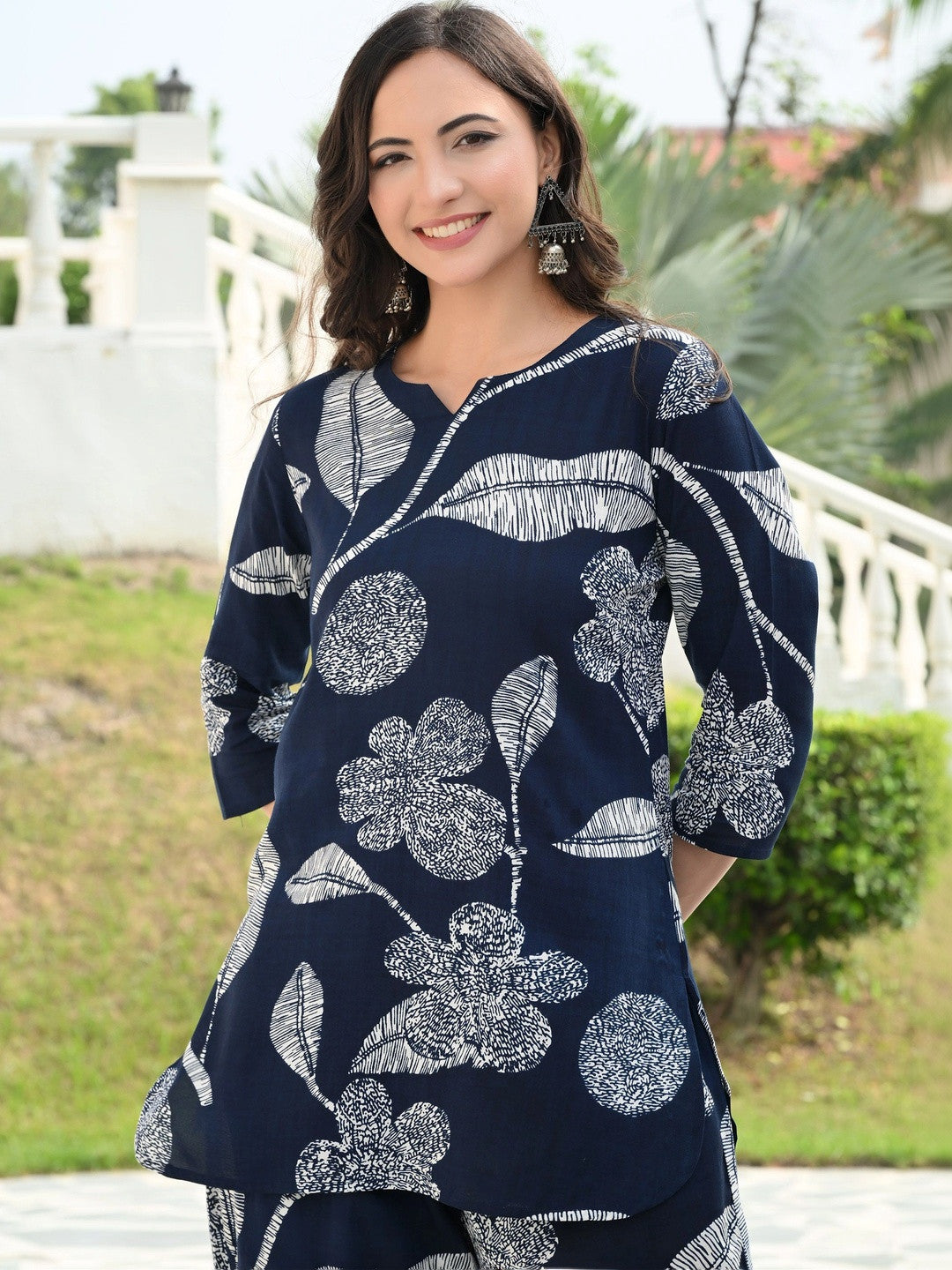 Women Floral Printed Regular Kurta with Trousers