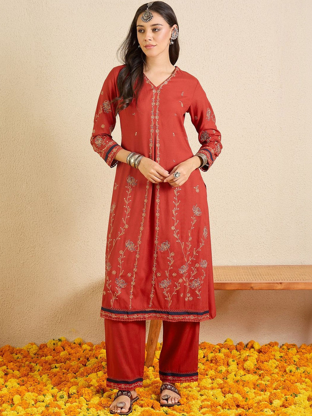 Women Floral Embroidered Regular Thread Work Kurta with Trousers