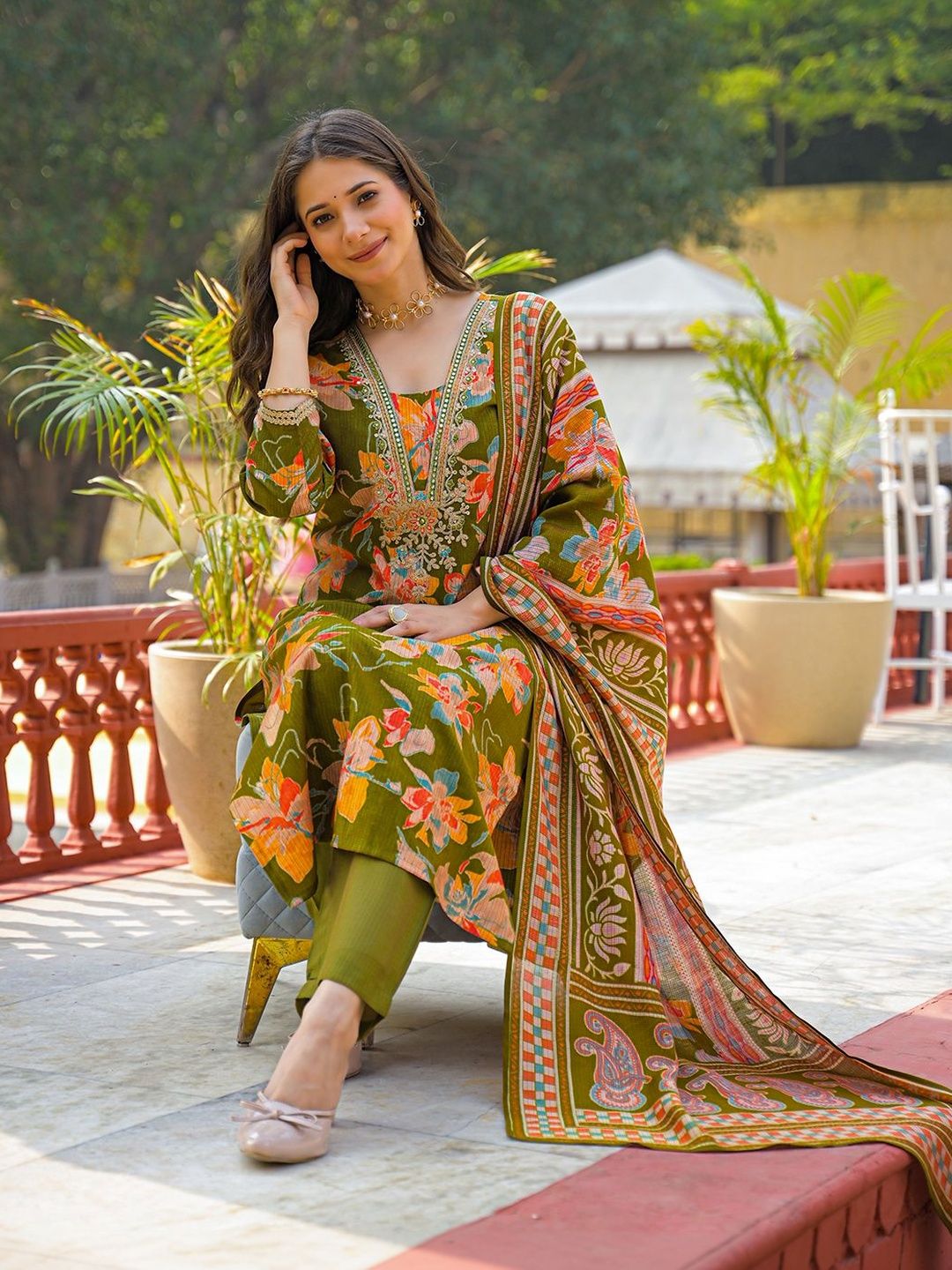 Dhiyona KL Women Floral Printed Regular Thread Work Kurta with Trousers & With Dupatta