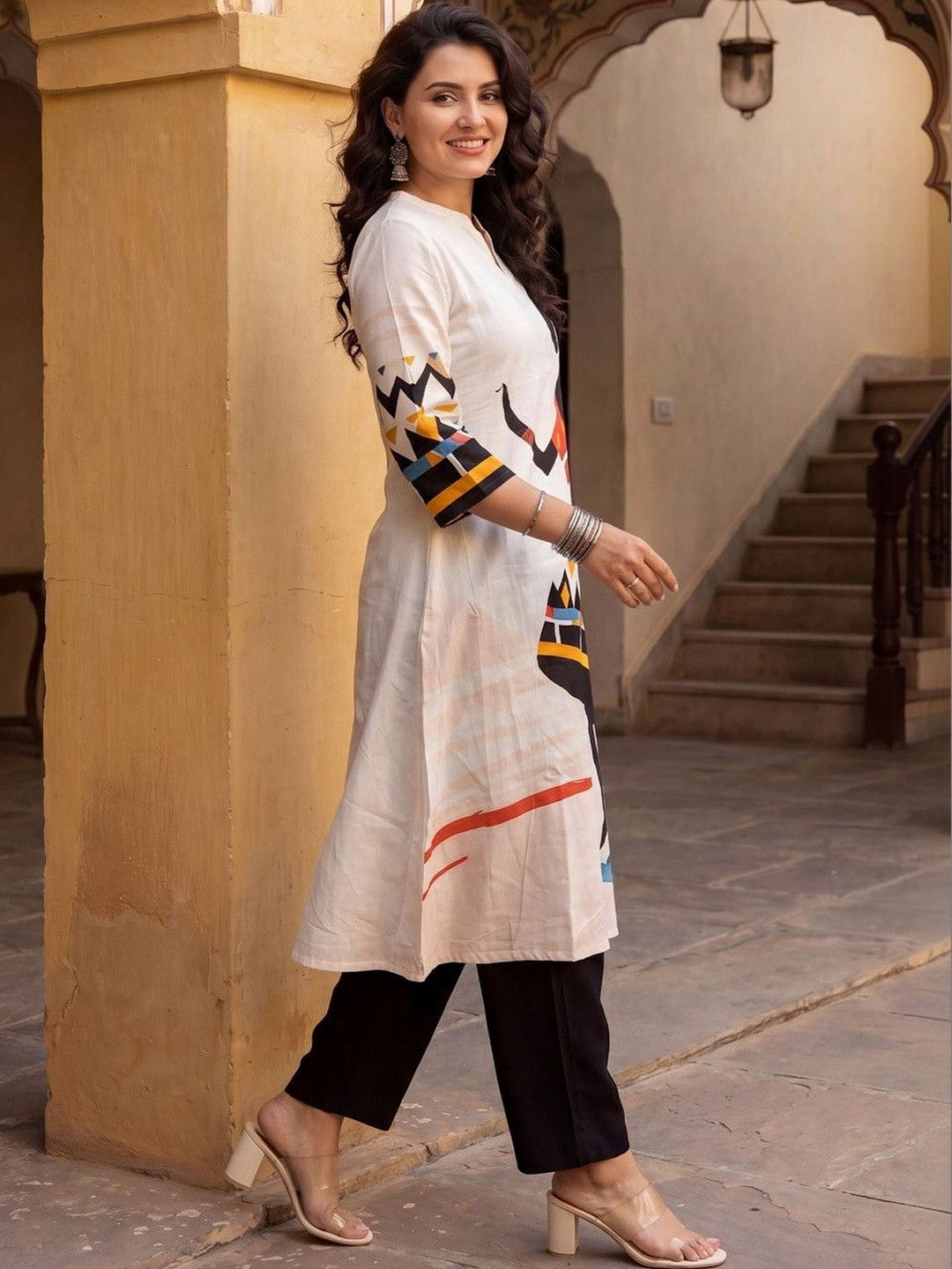 Women Printed Regular Kurta with Trousers