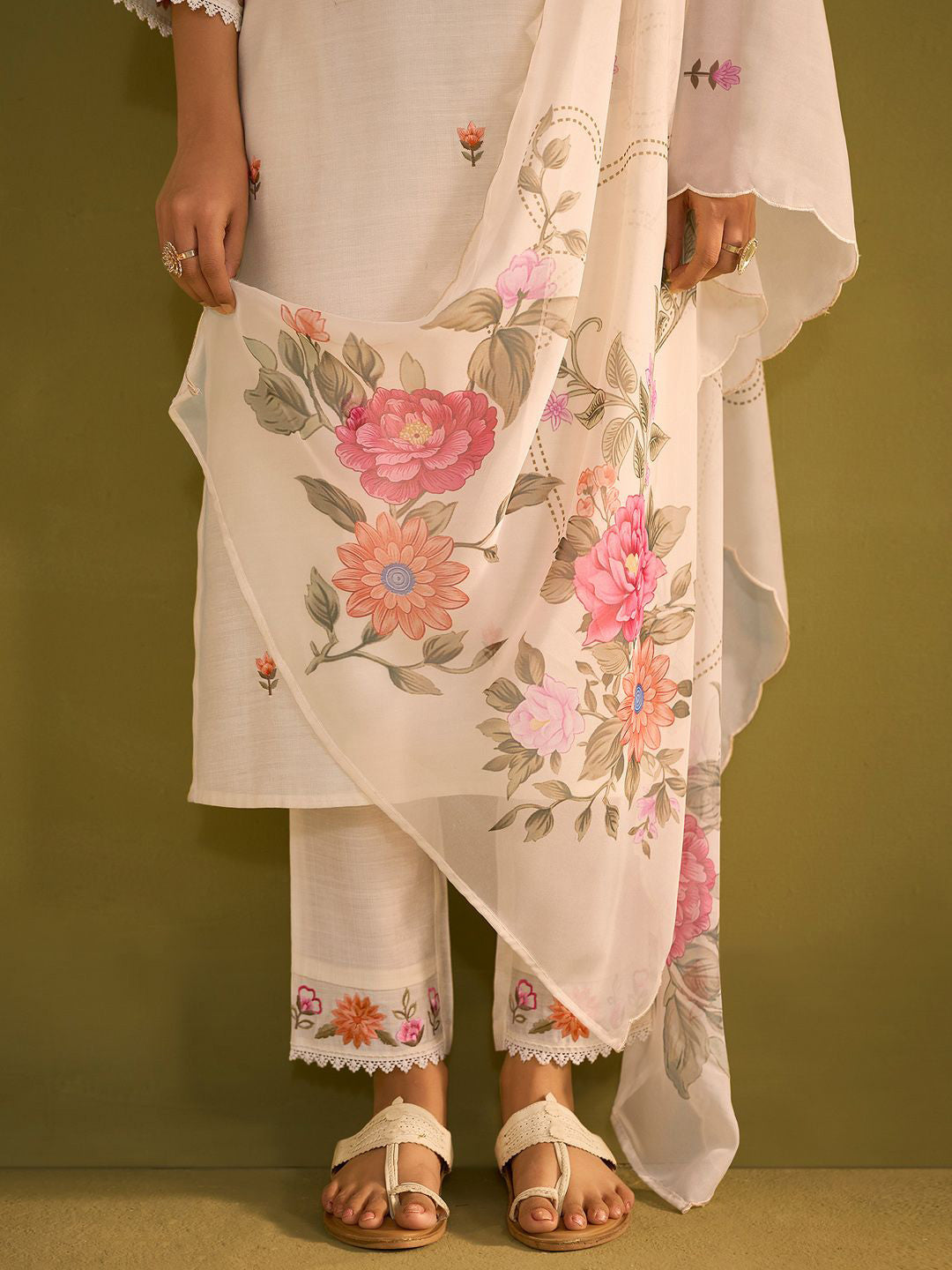Women Floral Embroidered Regular Thread Work Kurta with Trousers & With Dupatta