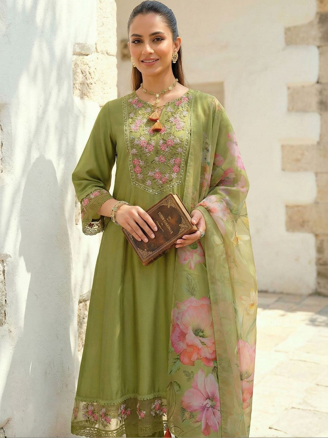 Women Floral Embroidered Regular Thread Work Liva Kurta with Trousers & With Dupatta