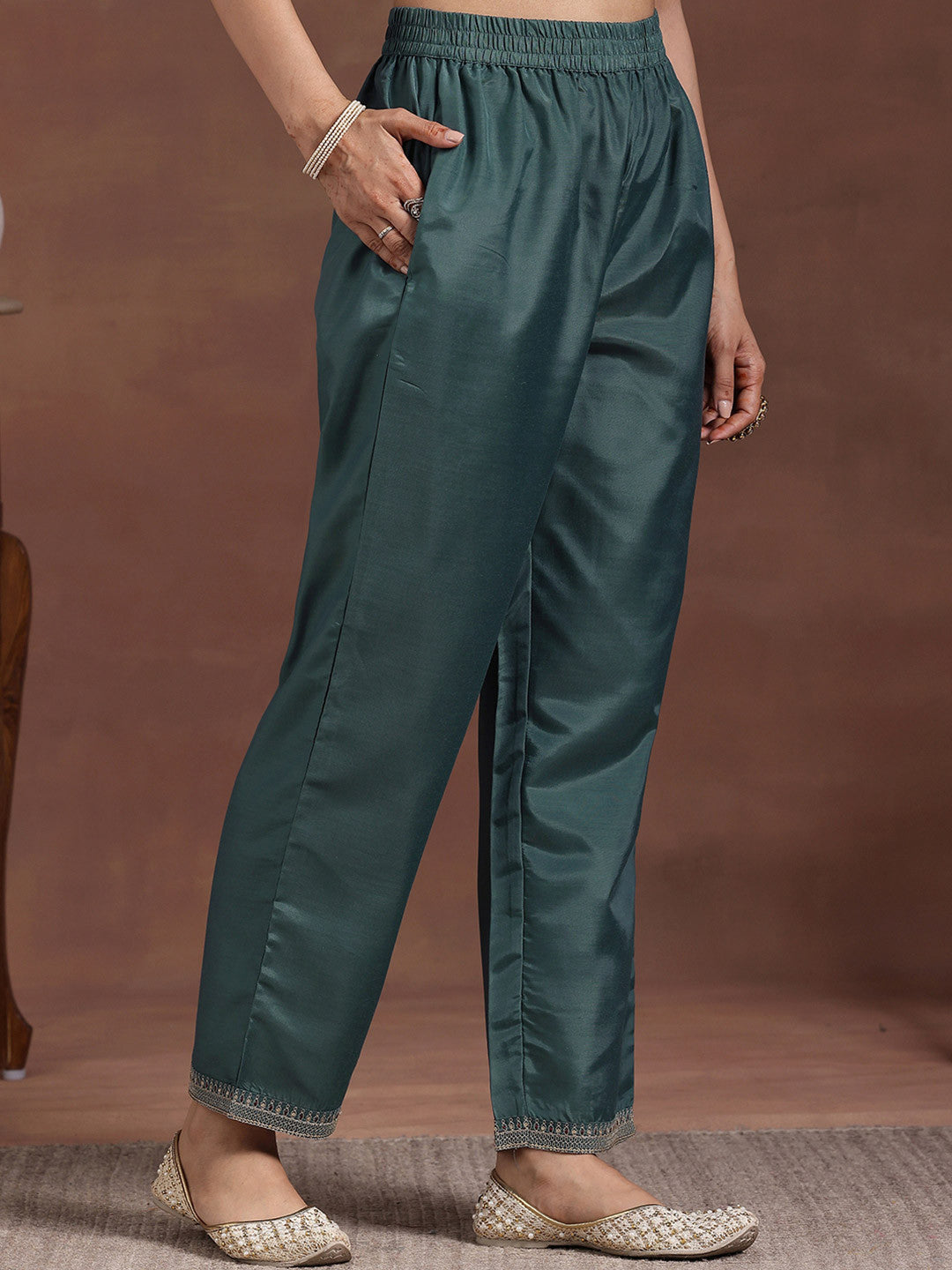 Women Printed Regular Thread Work Kurta with Trousers & With Dupatta