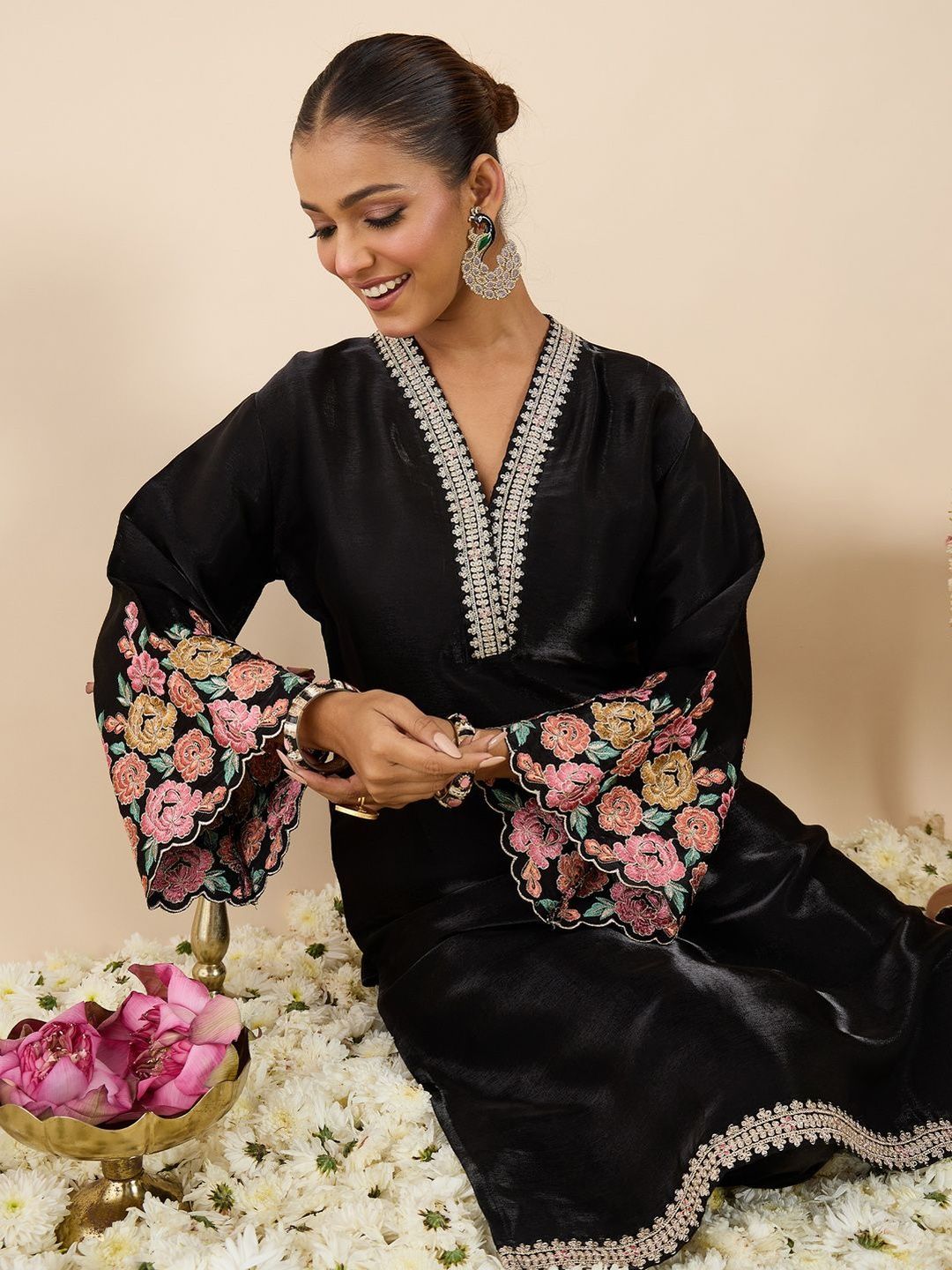 Dhiyona IE Embroidered V-Neck Three-Quarter Sleeves Tunic And Trousers