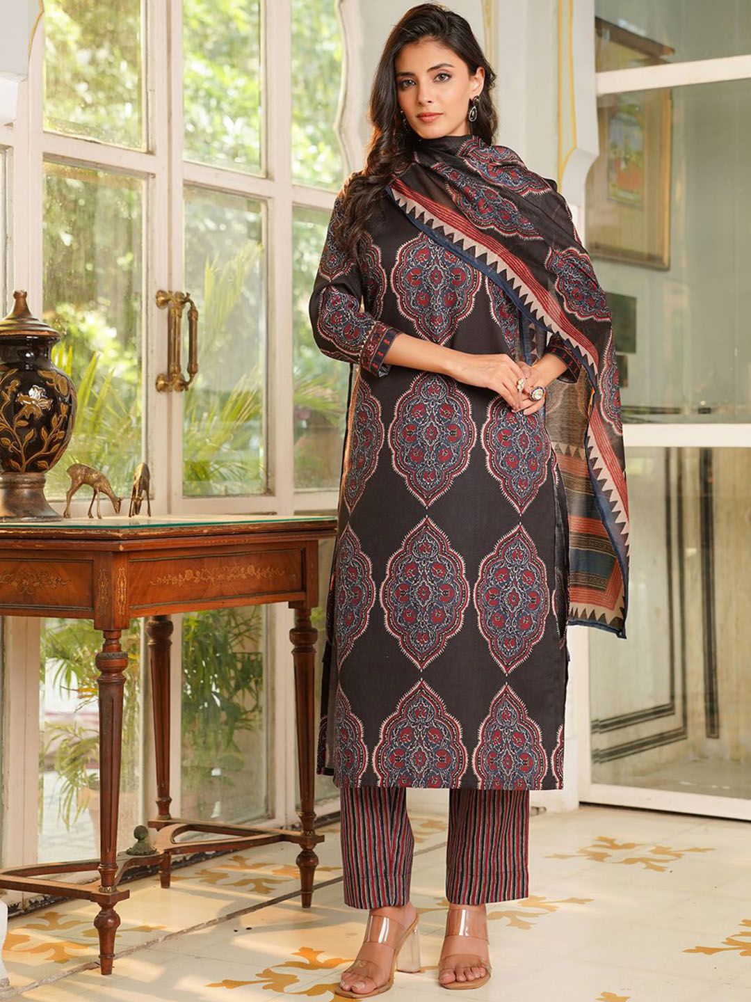 Dhiyona KL Ethnic Motifs Printed V-Neck Straight Kurta With Trousers And Dupatta