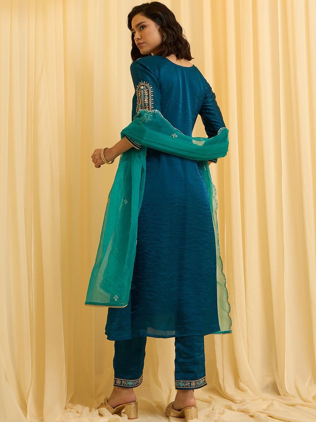 Dhiyona CH Women Ethnic Motifs Embroidered Regular Thread Work Kurta with Trousers & With Dupatta