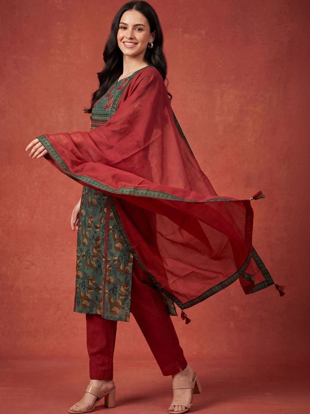 Women Floral Printed Regular Thread Work Pure Cotton Kurta with Trousers & With Dupatta