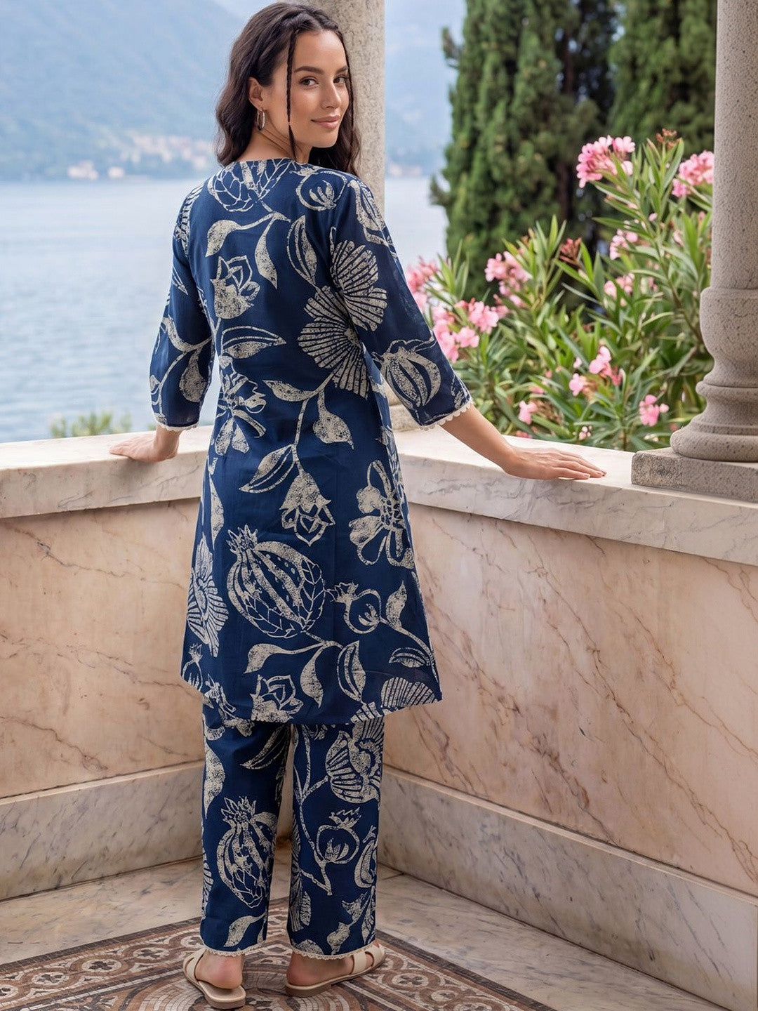 Women Floral Printed Regular Pure Cotton Kurti with Trousers