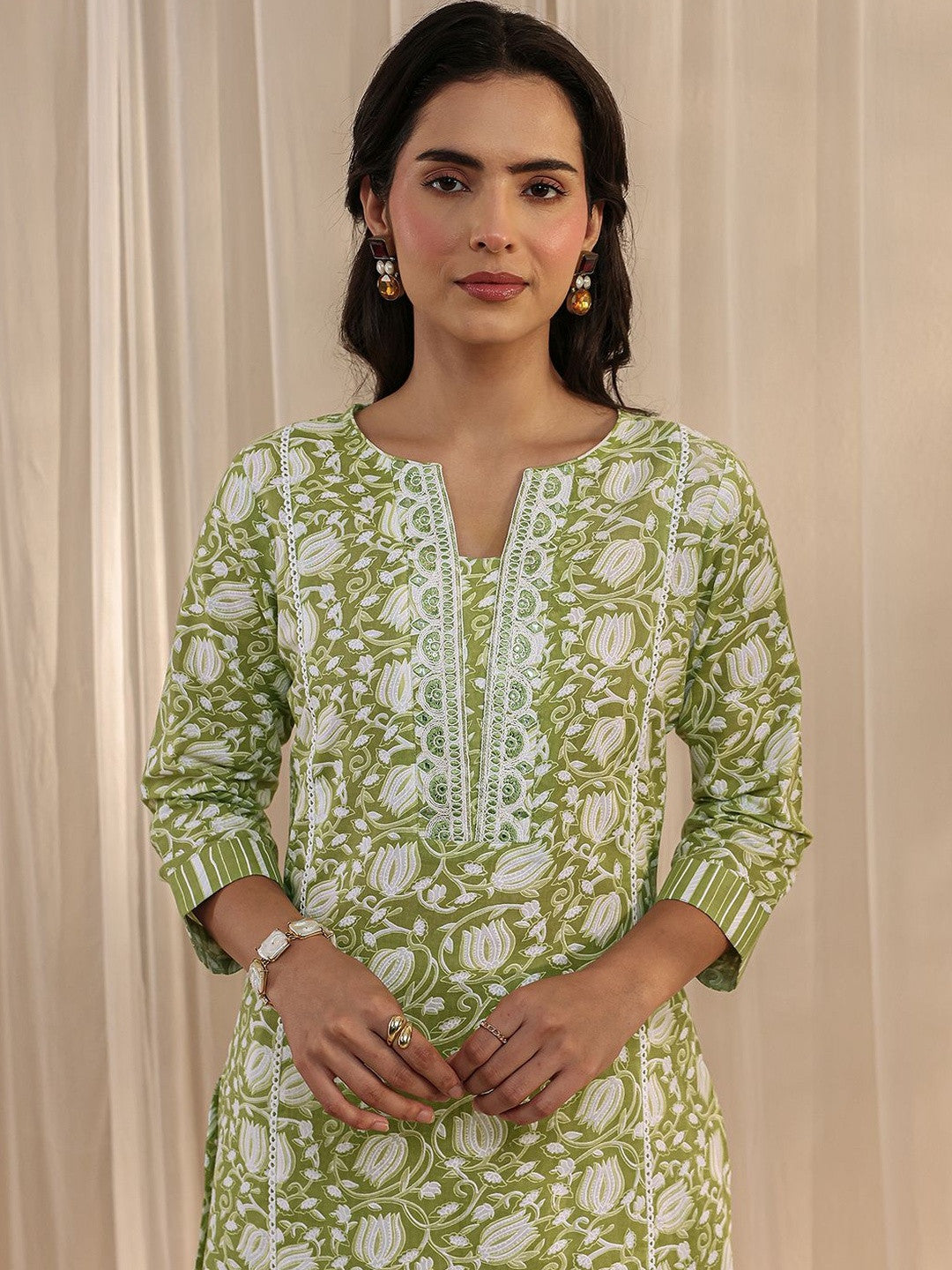 Women Floral Printed Regular Kurta with Trousers & With Dupatta
