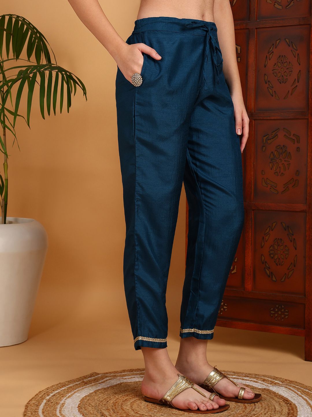 Dhiyona KL Ethnic Motifs Yoke Design Sequinned Kurta & Trousers With Dupatta