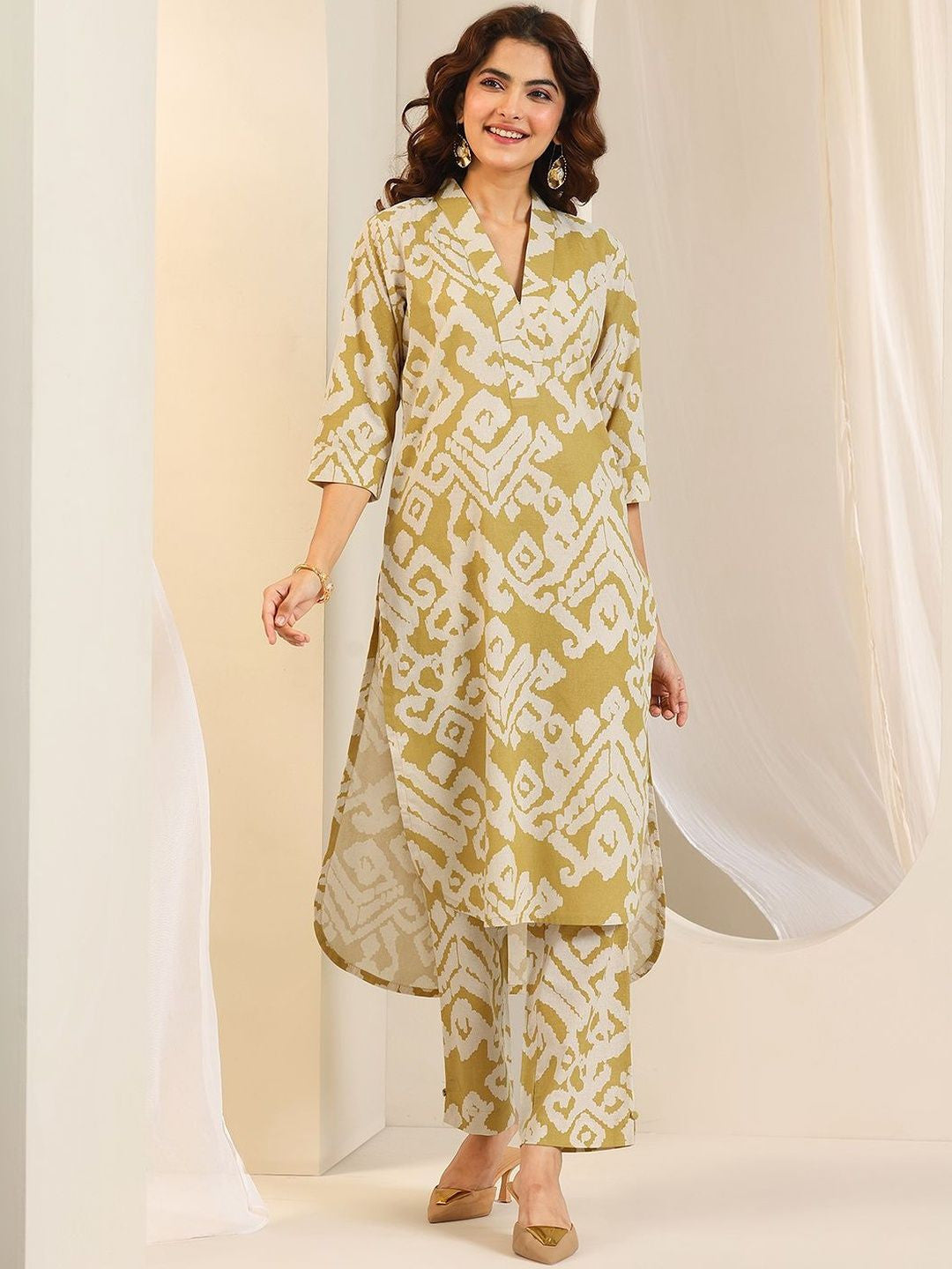 Women Printed Regular Kurta with Trousers