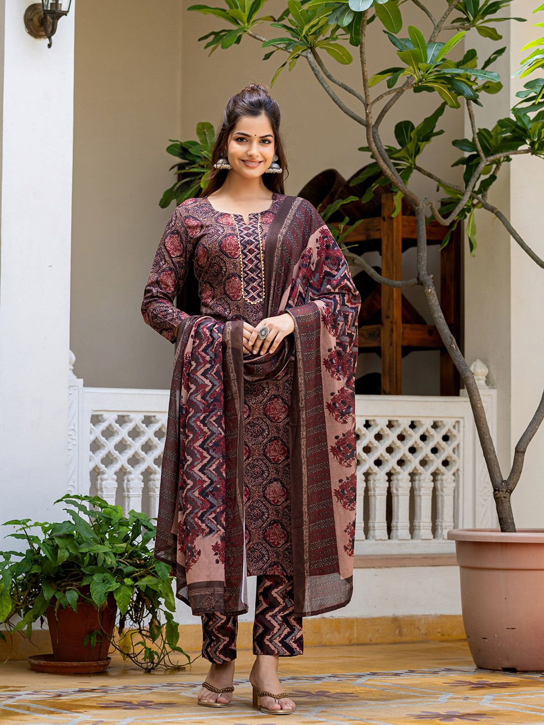 Dhiyona KL Geometric Printed Notch Neck Kurta With Trousers & Dupatta