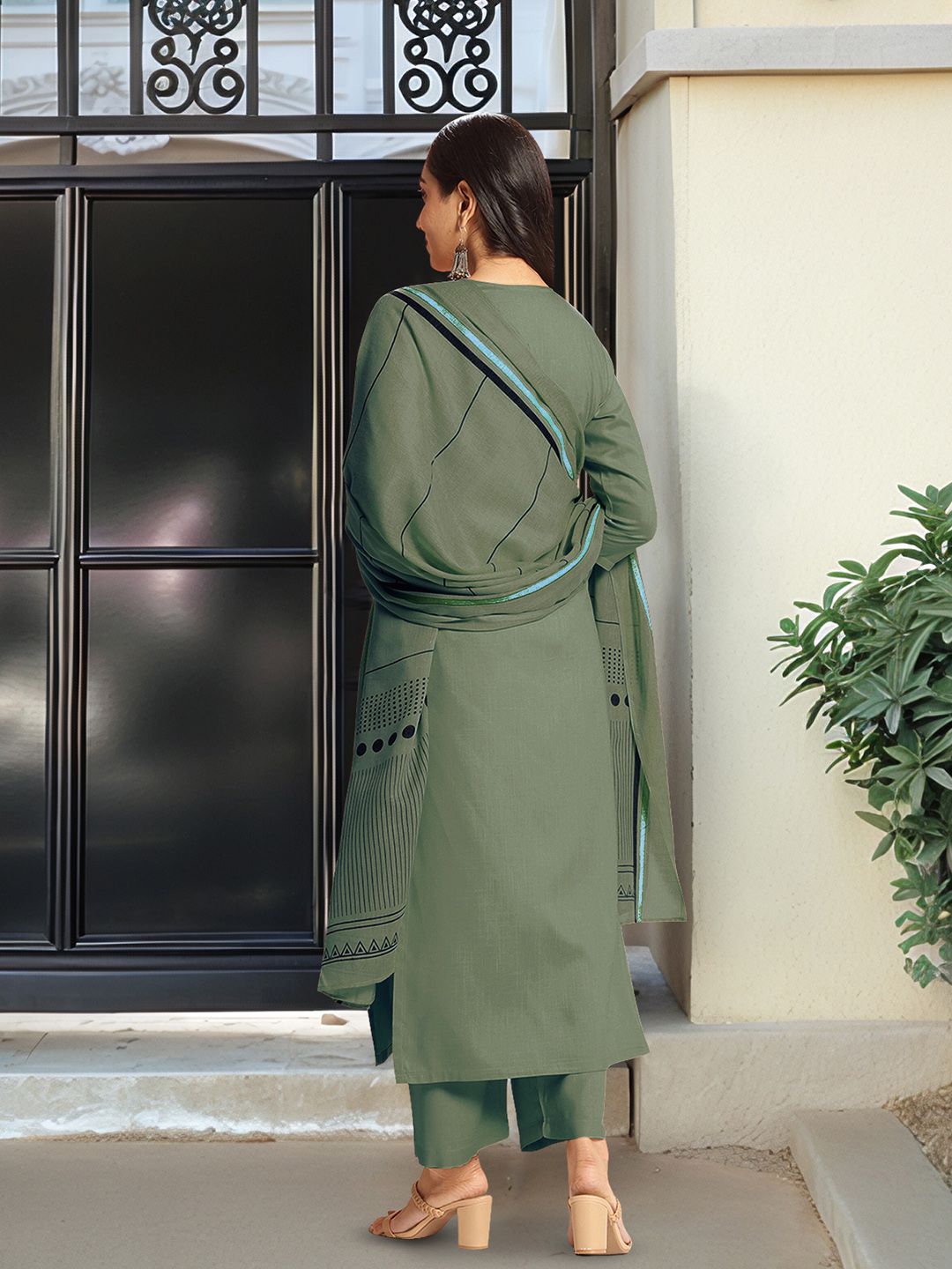 Dhiyona KL Round Neck Straight Kurta With Trouser & Dupatta