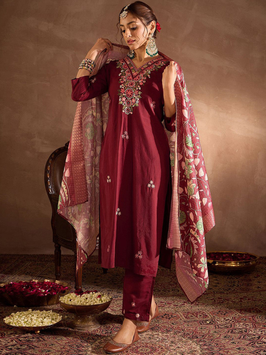 Women Floral Embroidered Regular Thread Work Kurta with Trousers & With Dupatta