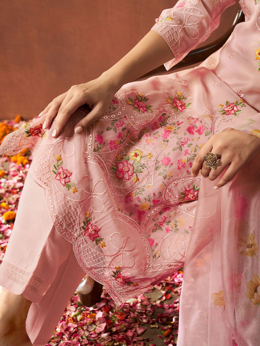 Dhiyona IS Women's Women Floral Embroidered Regular Kurta with Trousers & With Dupatta