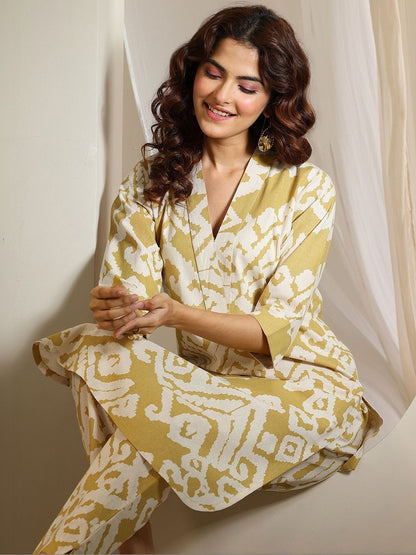 Women Printed Regular Kurta with Trousers