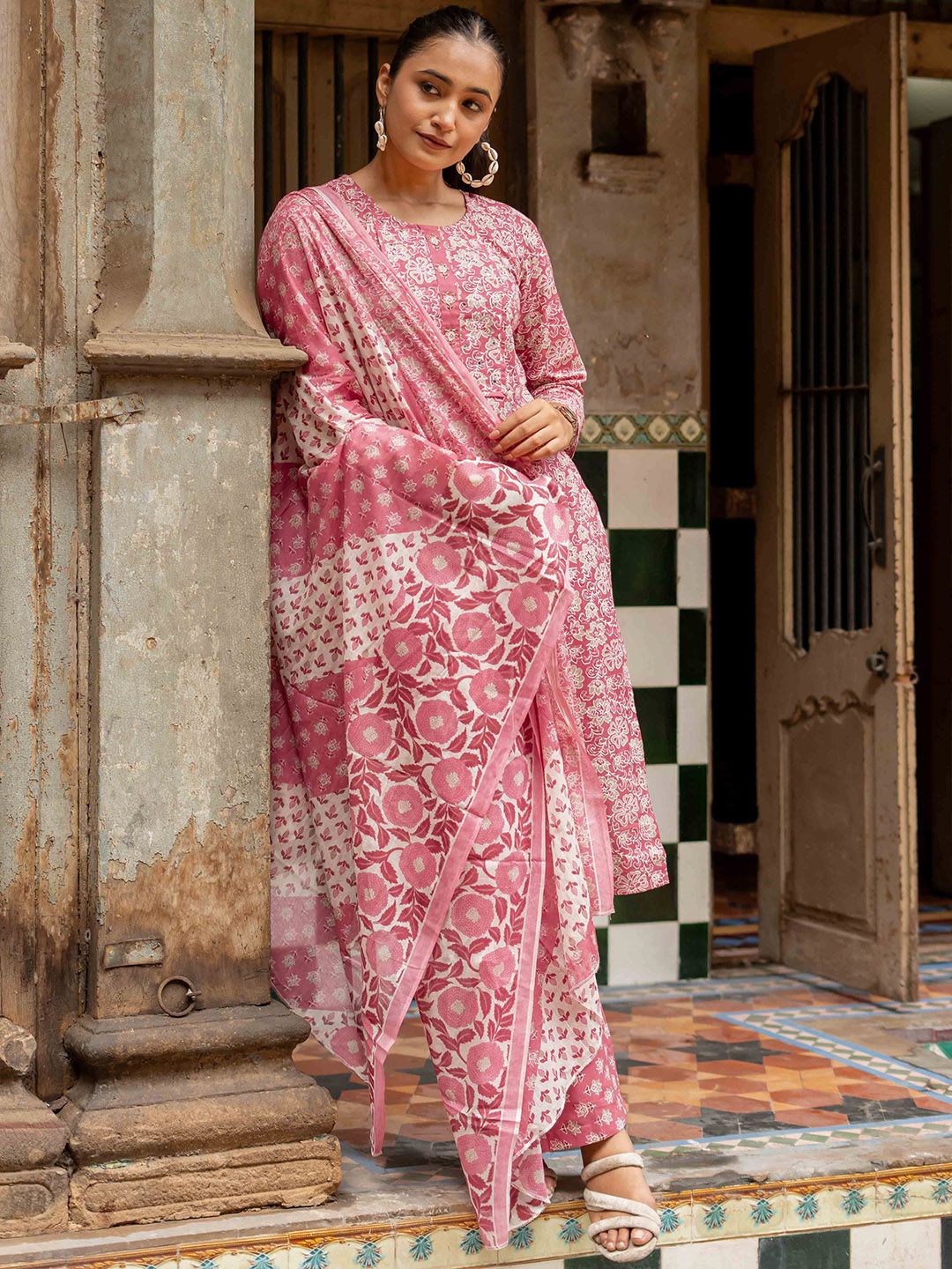 Dhiyona KL Floral Printed Round Neck Pure Cotton Straight Kurta With Trousers & Dupatta
