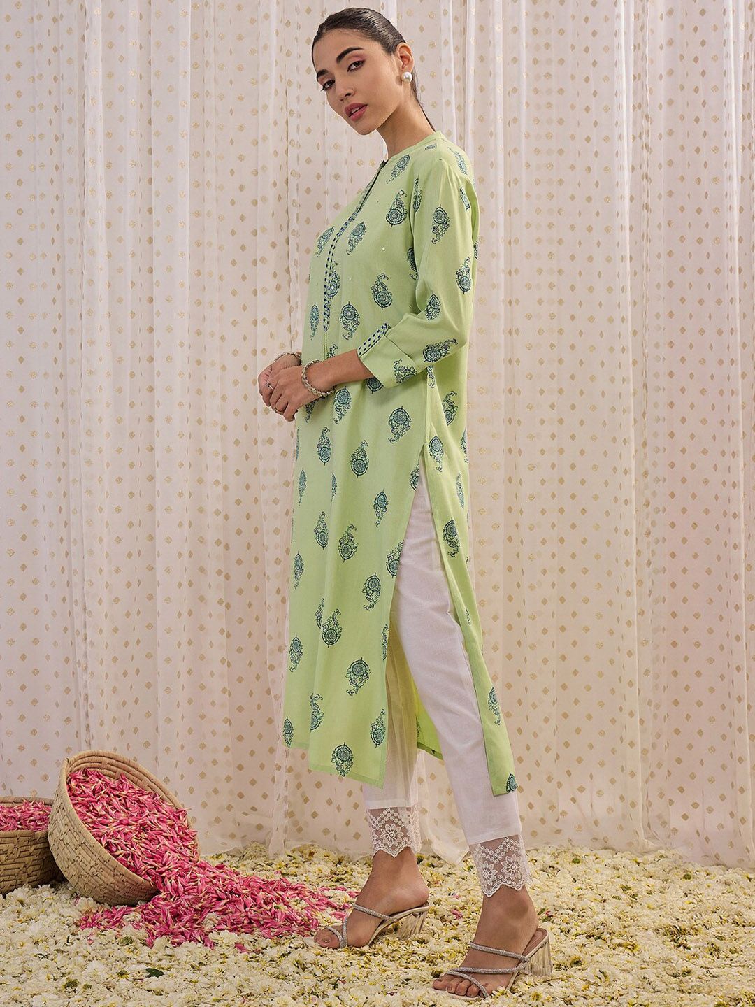 Dhiyona IE Green Floral Printed Mandarin Collar Straight Kurta