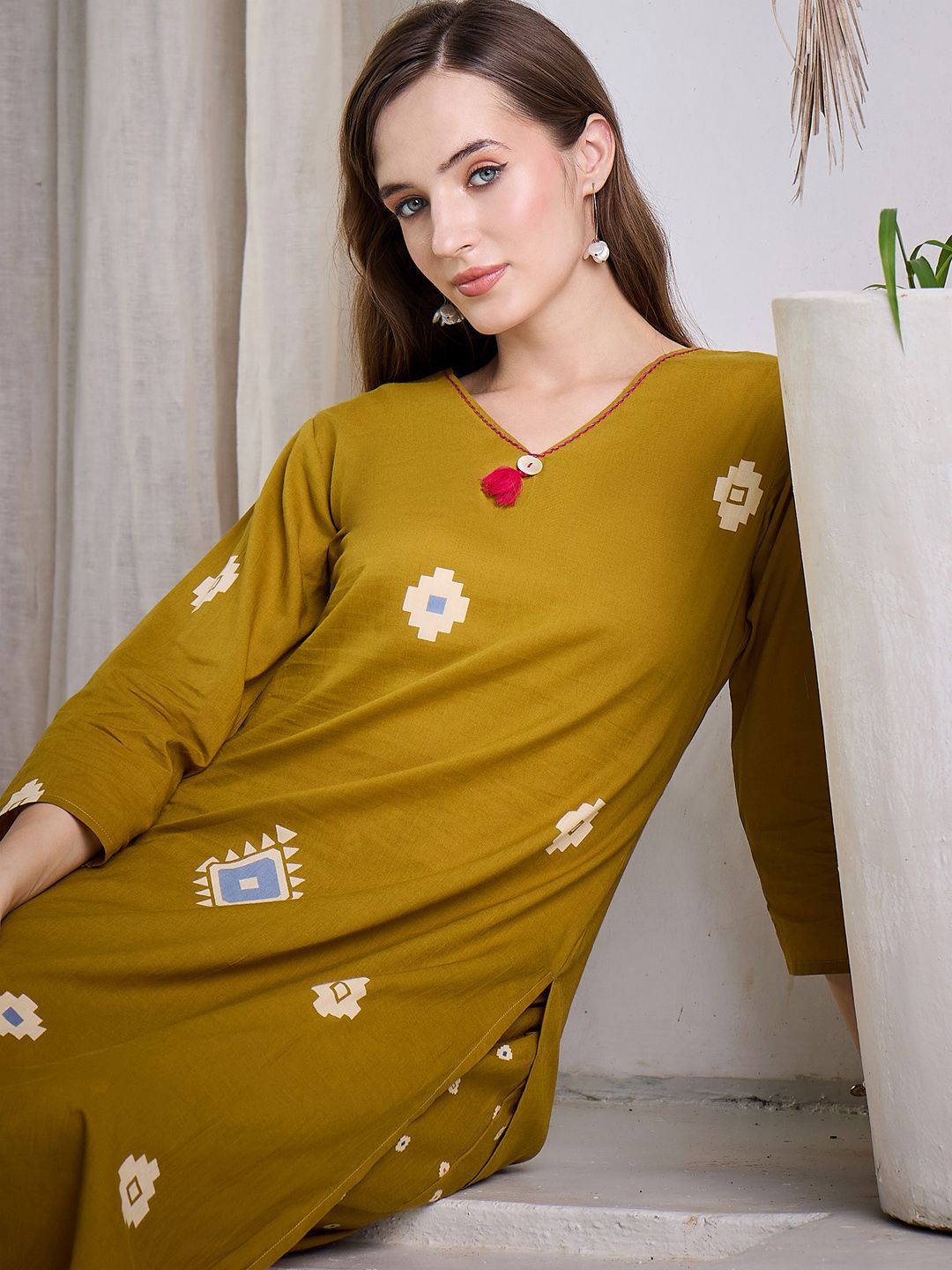 Women Geometric Printed Cotton Kurta with Trousers