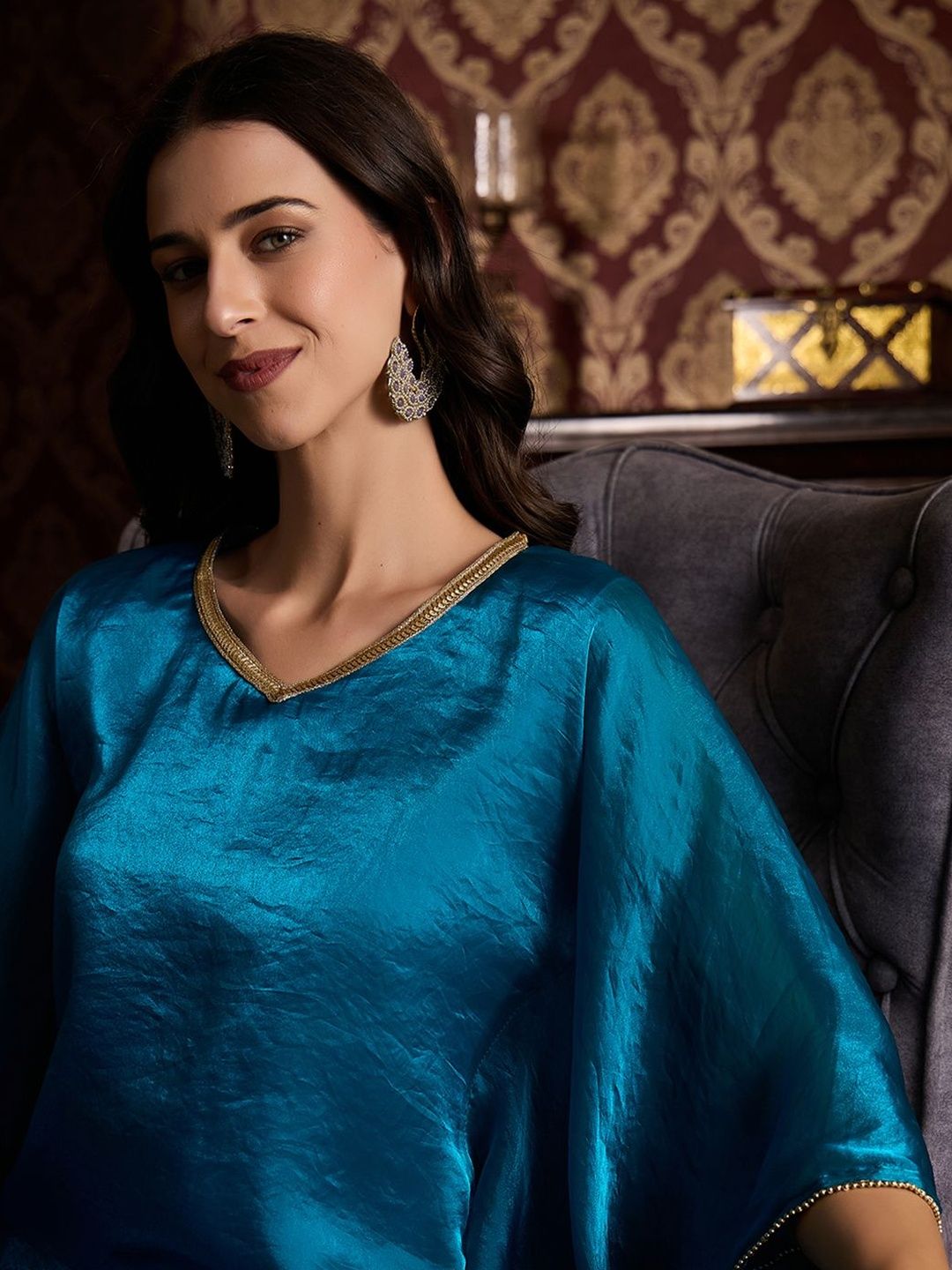 Dhiyona CH Solid V-Neck Kurta With Trousers