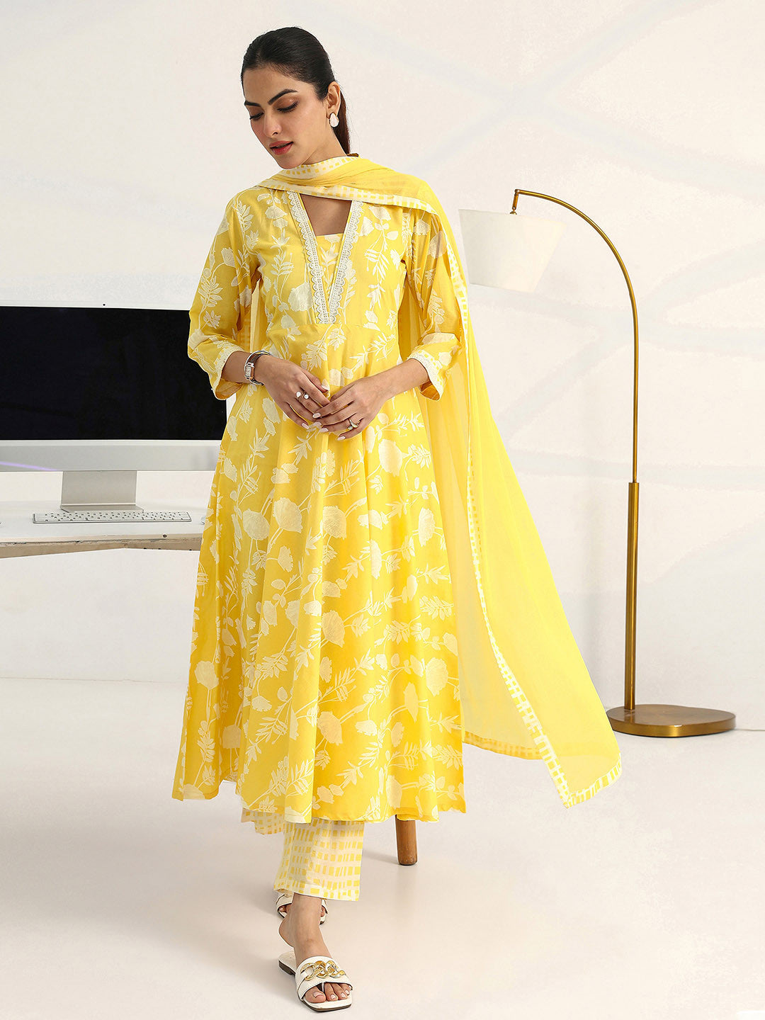 Women Floral Printed Regular Cotton Blend Kurta with Trousers & With Dupatta