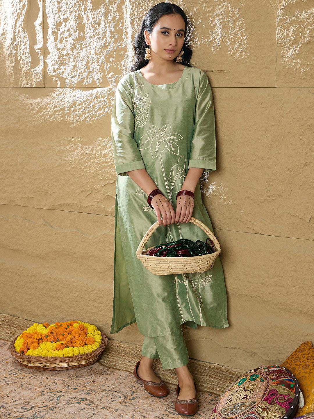 Women Floral Embroidered Regular Thread Work Kurta with Trousers