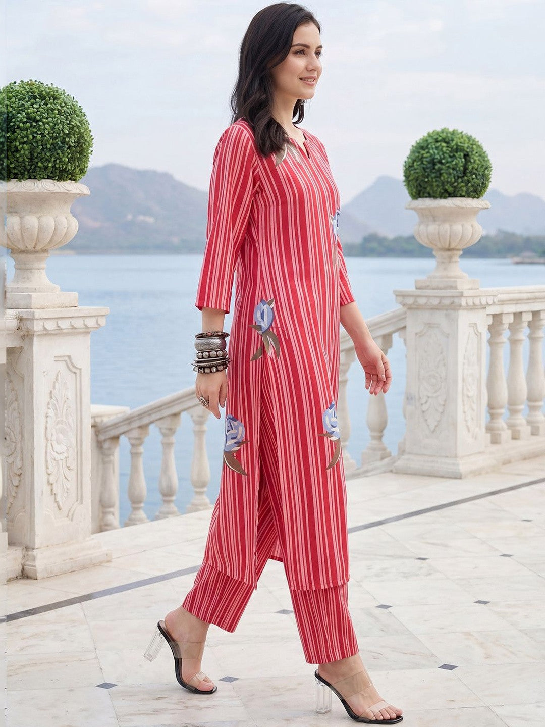 Women Printed Regular Kurta with Trousers