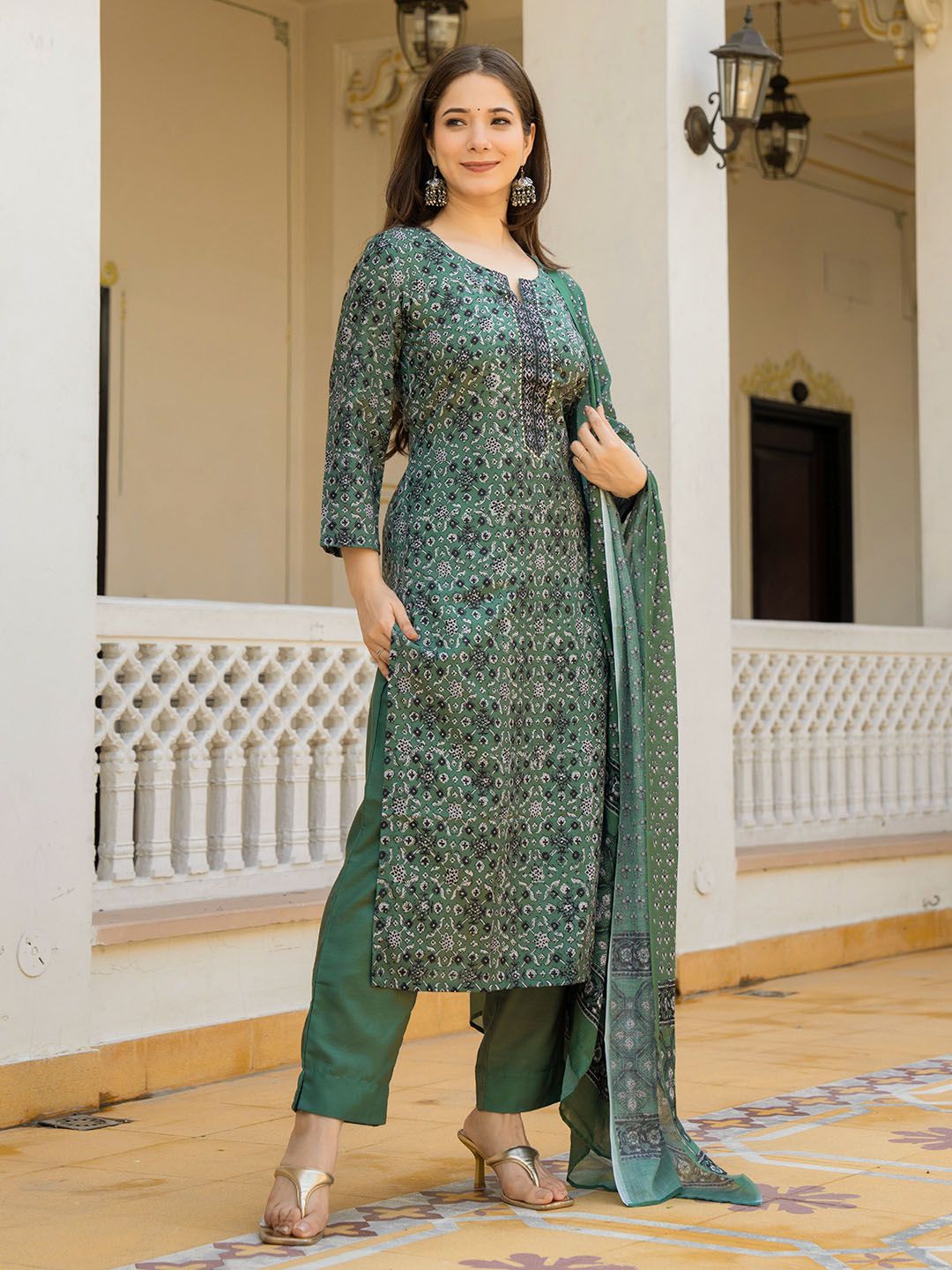 Dhiyona KL Women Ethnic Motifs Printed Regular Kurta with Trousers & Dupatta