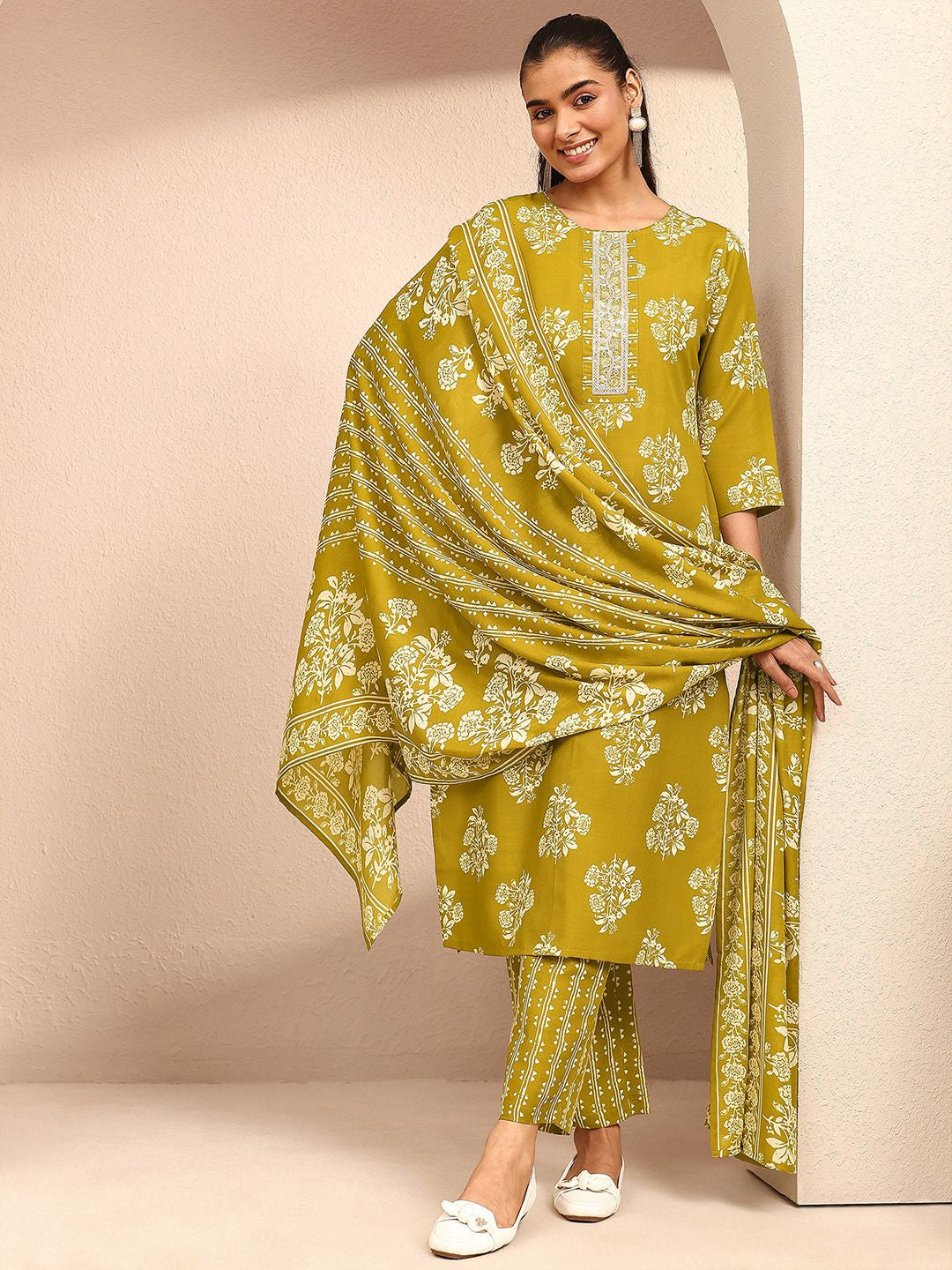 Women Floral Printed Regular Thread Work Kurta with Trousers & With Dupatta