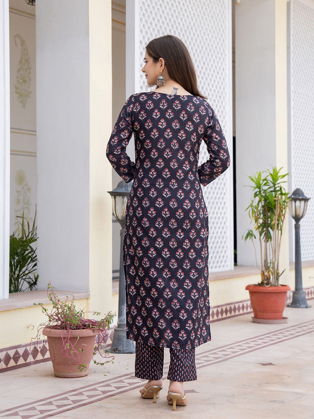 Dhiyona KL Floral Printed Round Neck Straight Kurta With Trousers & Dupatta