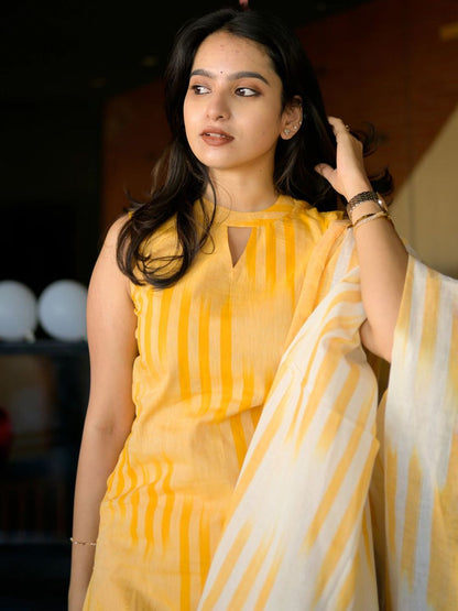 Dhiyona KL Geometric Printed Keyhole Neck Straight Kurta With Trousers & Dupatta