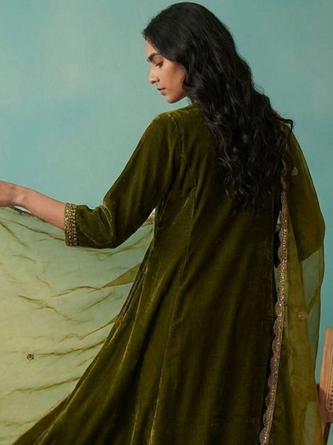 Dhiyona CH Women Ethnic Motifs Embroidered Regular Thread Work Velvet Kurta with Trousers & With Dupatta