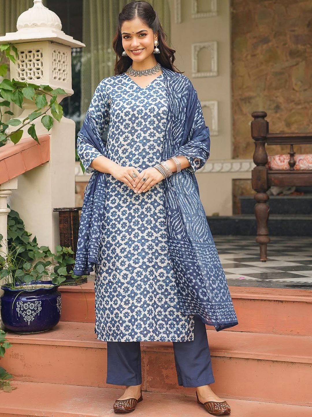 Dhiyona KL Ethnic Motifs Printed Straight Kurta With Trouser & Dupatta