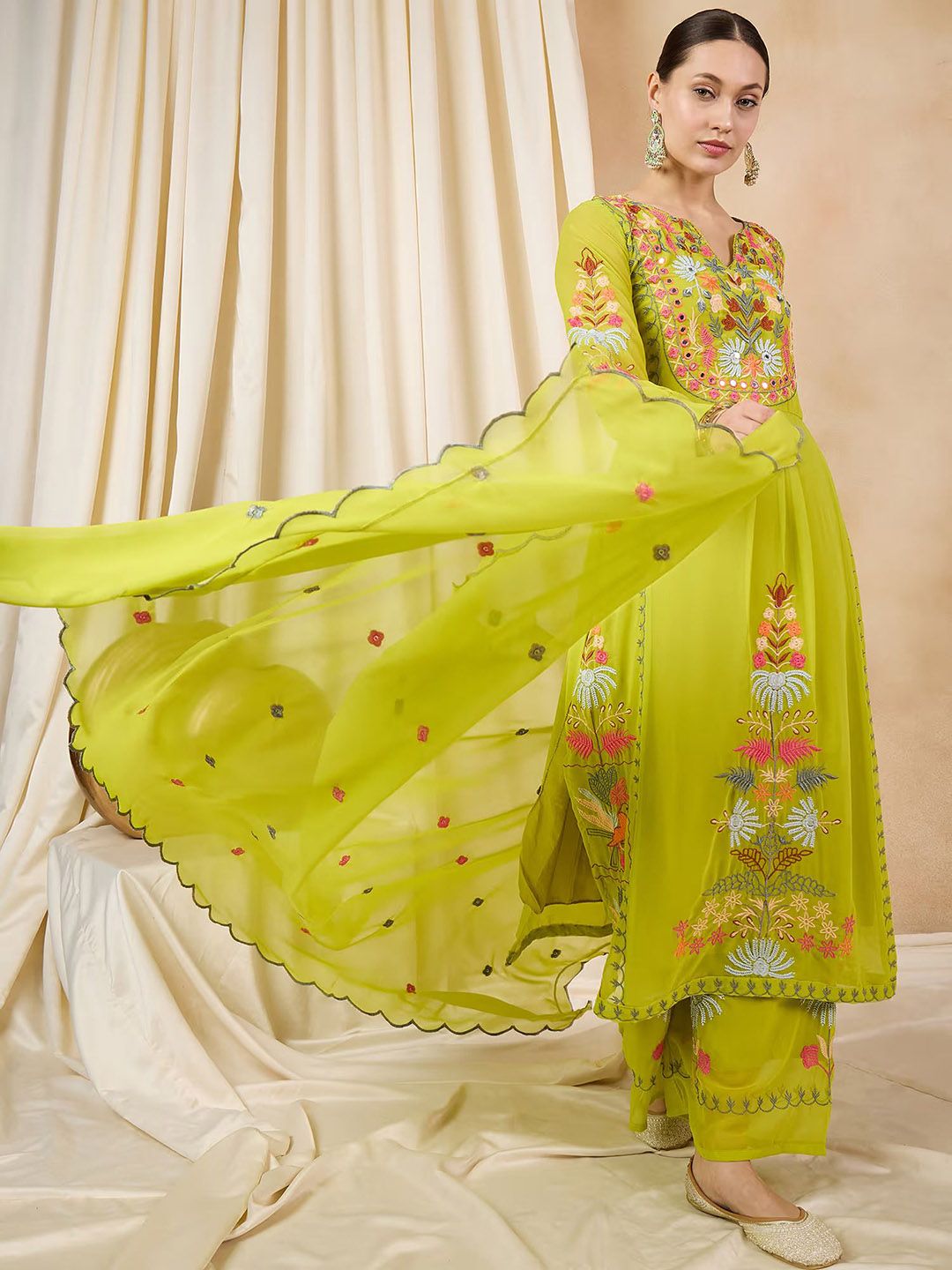 Dhiyona KL Women Floral Embroidered Regular Thread Work Kurta with Palazzos & With Dupatta