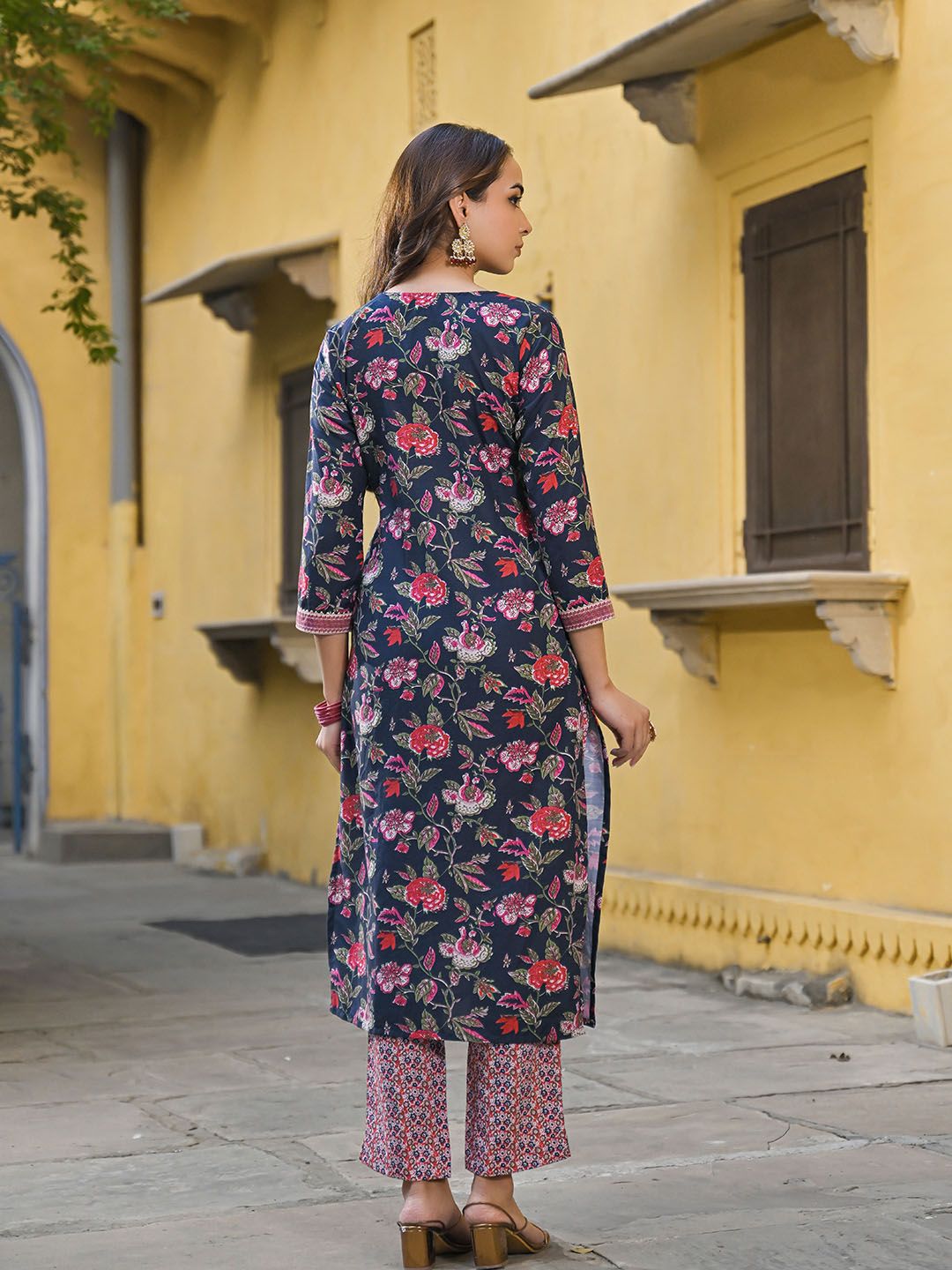 Dhiyona KL Floral Printed Regular Cotton Blend Kurta with Trousers With Dupatta