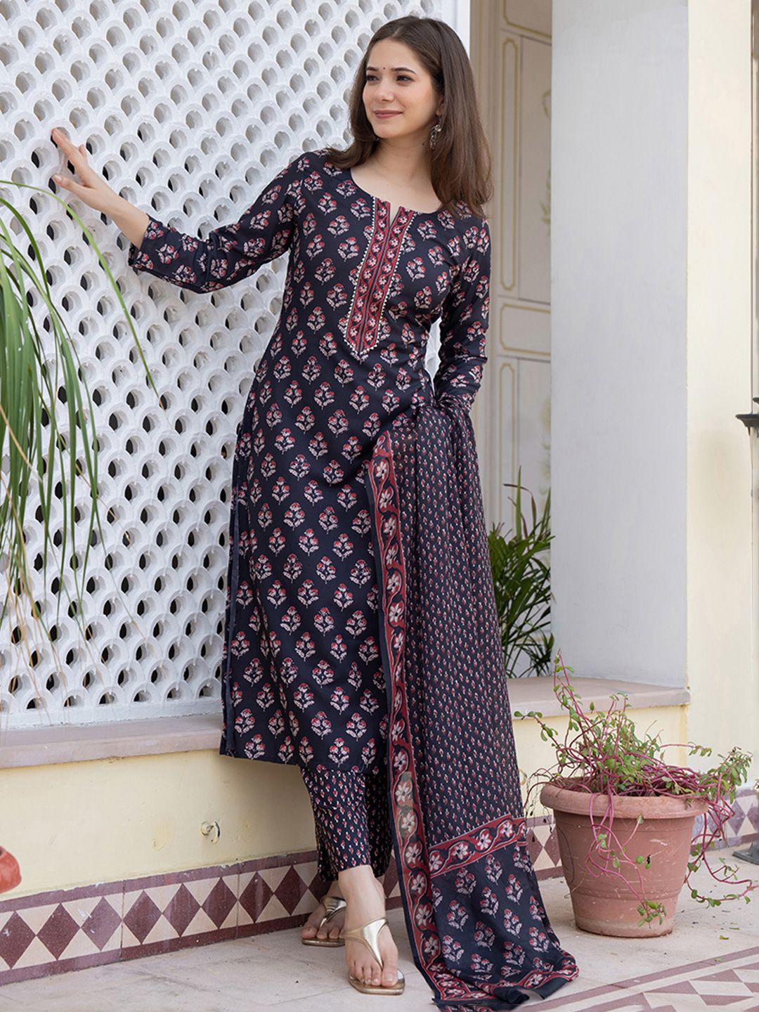 Dhiyona KL Floral Printed Round Neck Straight Kurta With Trousers & Dupatta