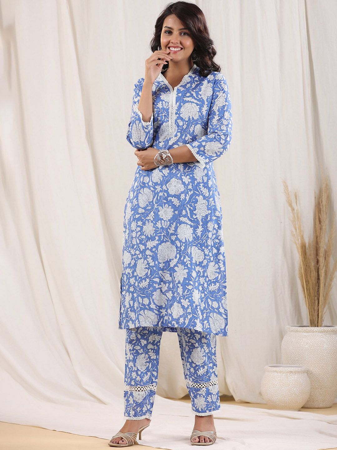 Dhiyona RR Women's Floral Printed V-Neck Regular Pure Cotton Kurta with Trousers