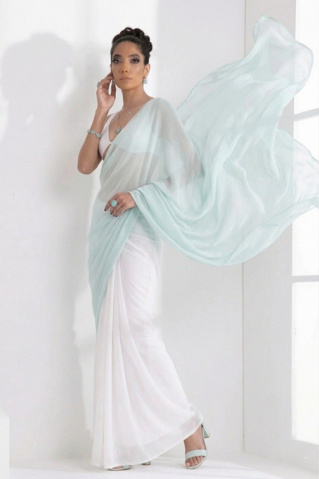 Dhiyona ST White and Light Blue Saree with Blouse Fabric