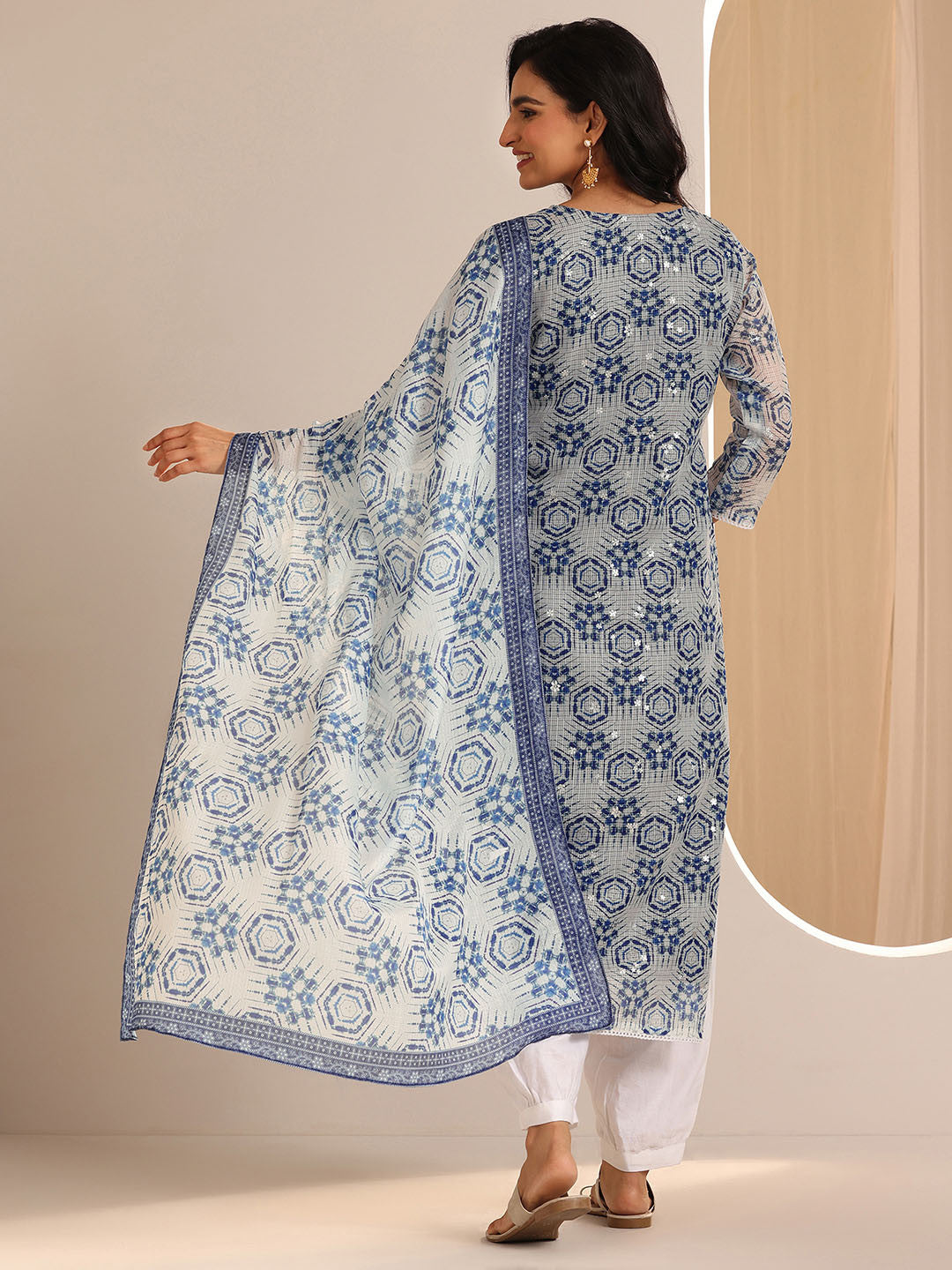 Women Floral Printed Regular Kurta with Trousers & With Dupatta