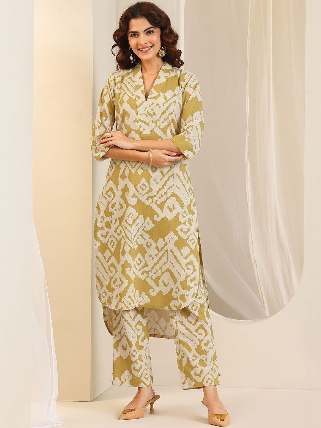 Women Printed Regular Kurta with Trousers