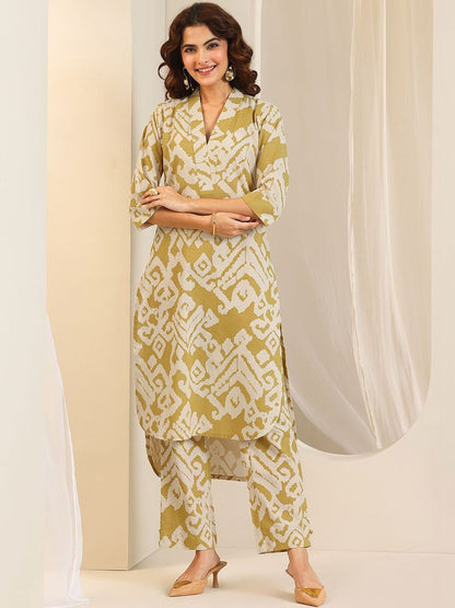 Women Printed Regular Kurta with Trousers