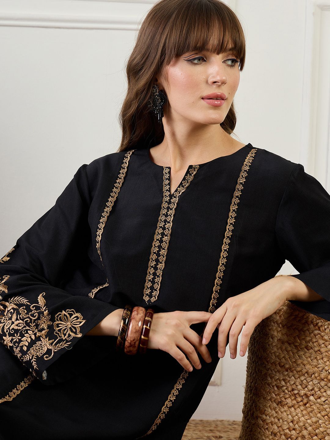 Women Ethnic Motifs Embroidered Kurta with Trousers