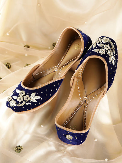 Dhiyona HOP Women Floral Embroidered Mojaris