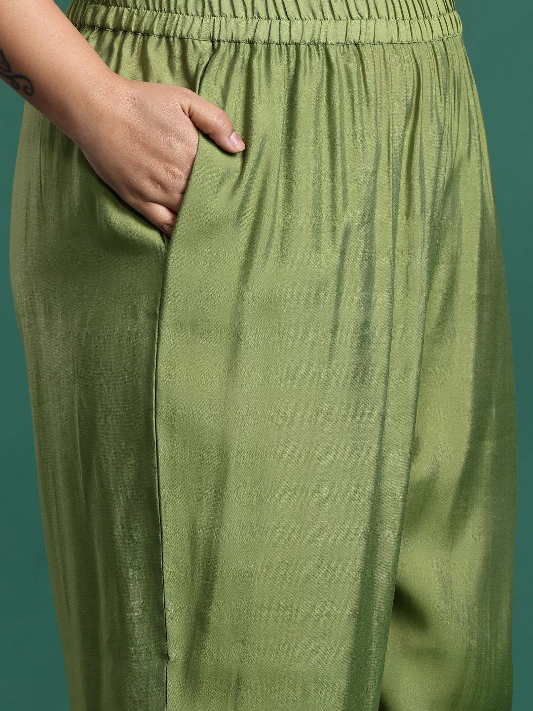 Dhiyona Women's Plus Size Floral Embroidered Gotta Patti Kurta with Trousers & With Dupatta