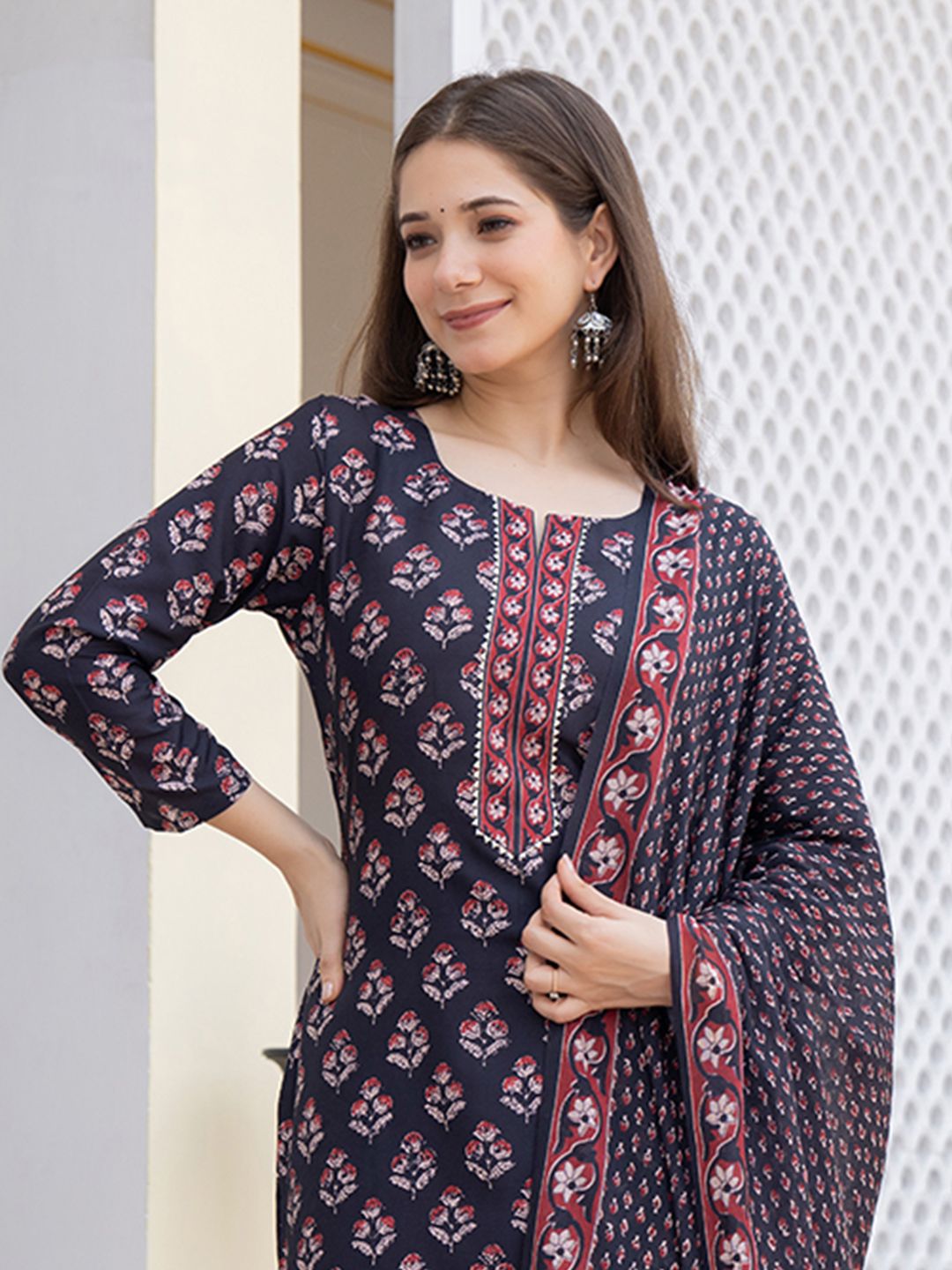 Dhiyona KL Floral Printed Round Neck Straight Kurta With Trousers & Dupatta