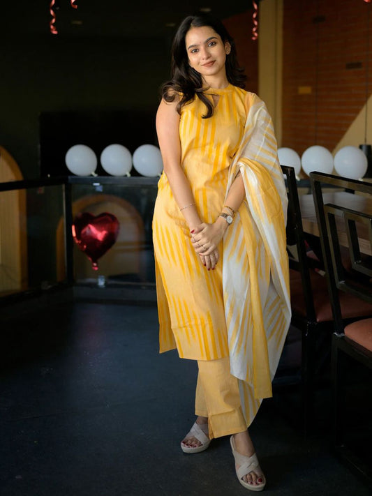 Dhiyona KL Women Striped Straight Kurta with Trousers & Dupatta