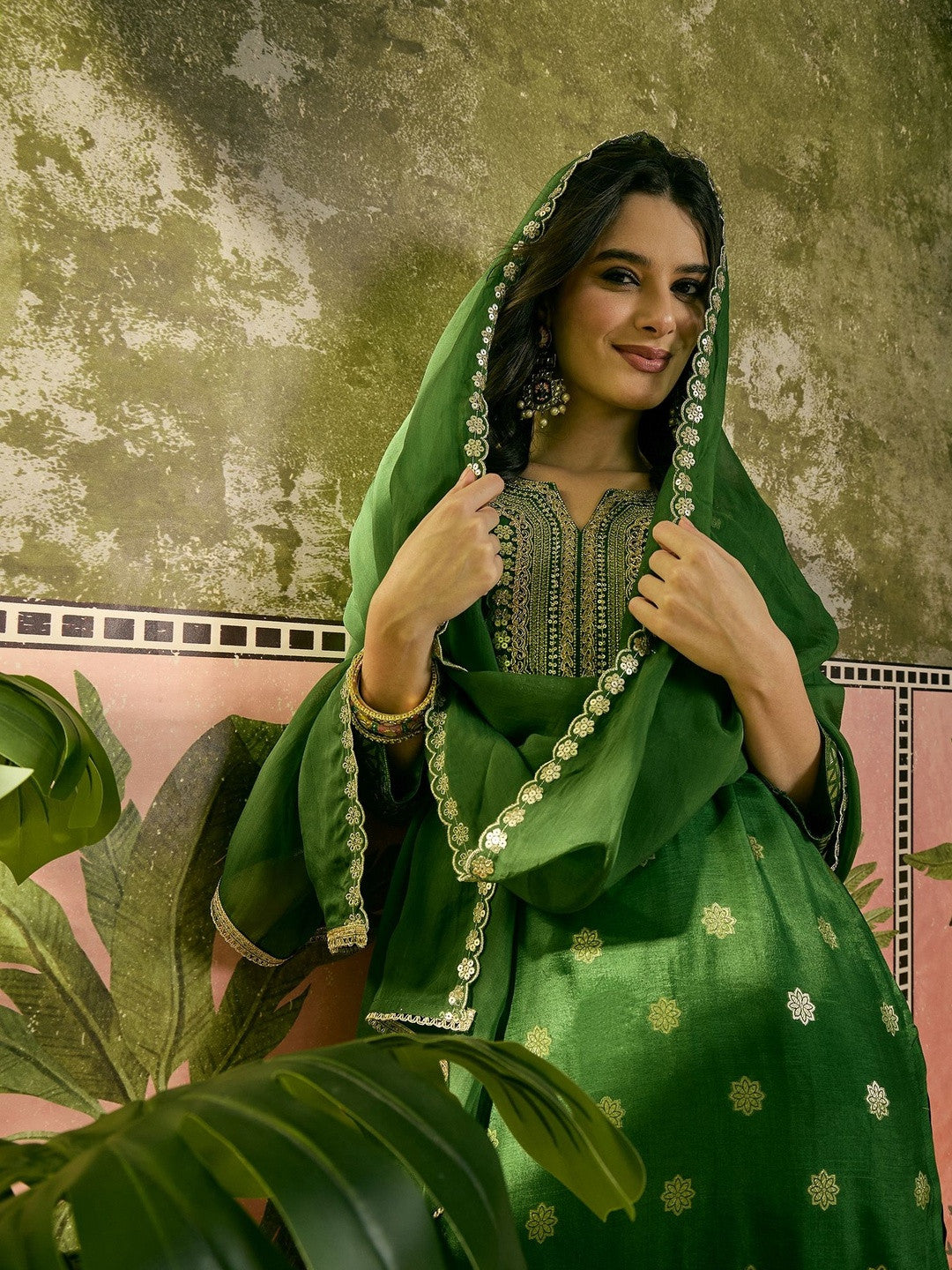 Dhiyona SN Embroidered Round Neck Kurta & Trousers Kurta Sets