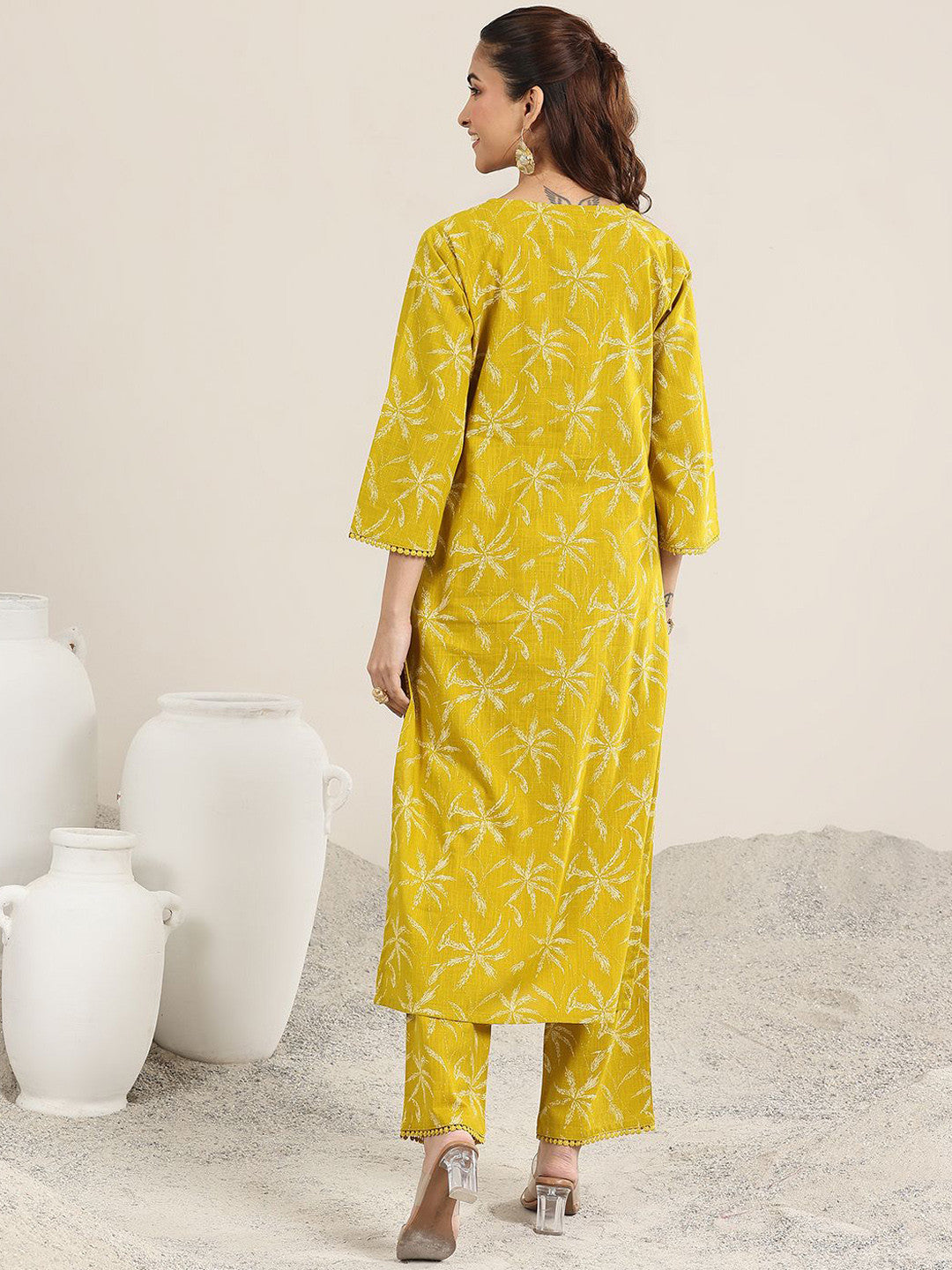 Women Floral Printed Kurta with Trousers