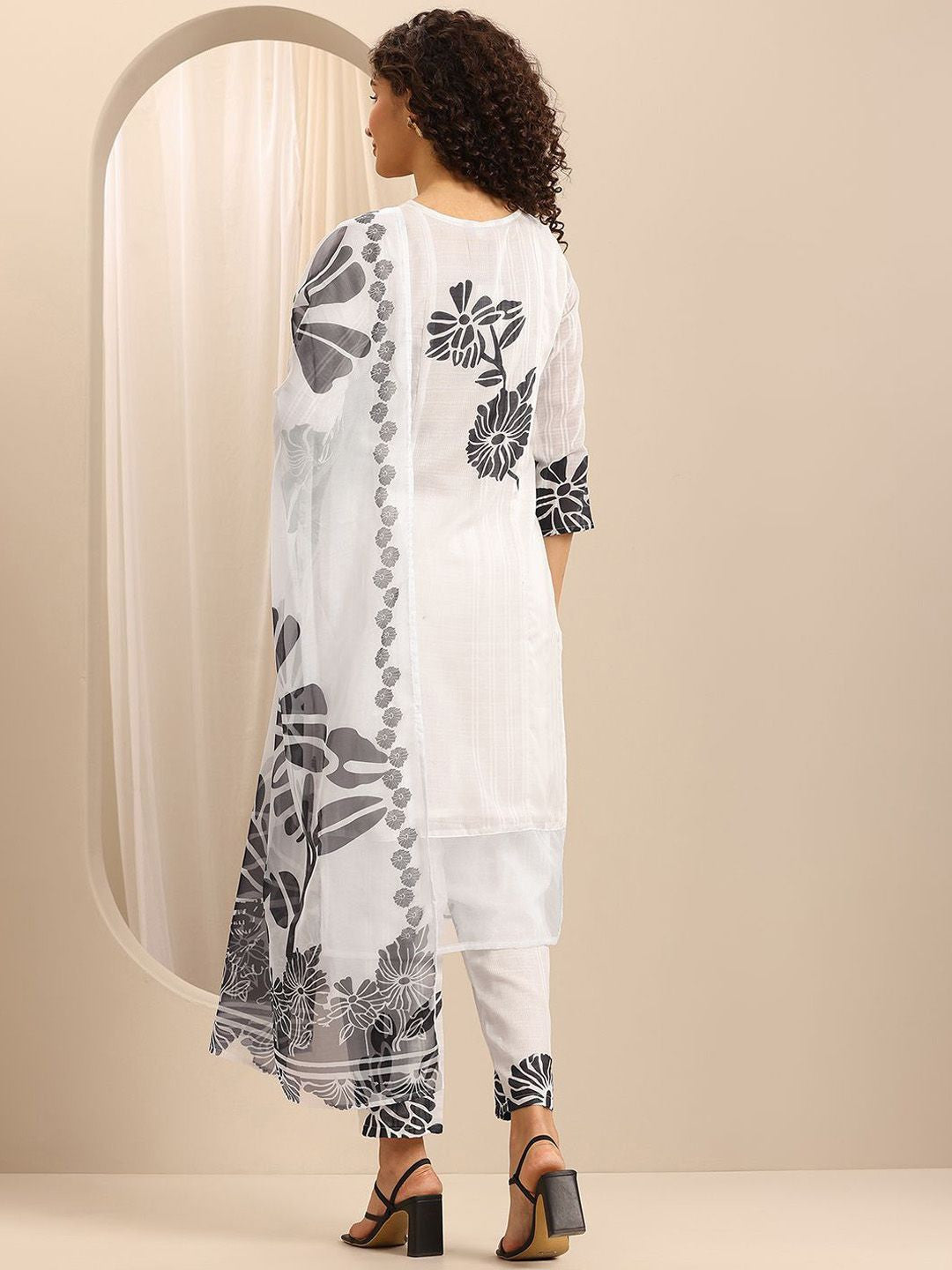 Women Floral Printed Kurta with Trousers & With Dupatta